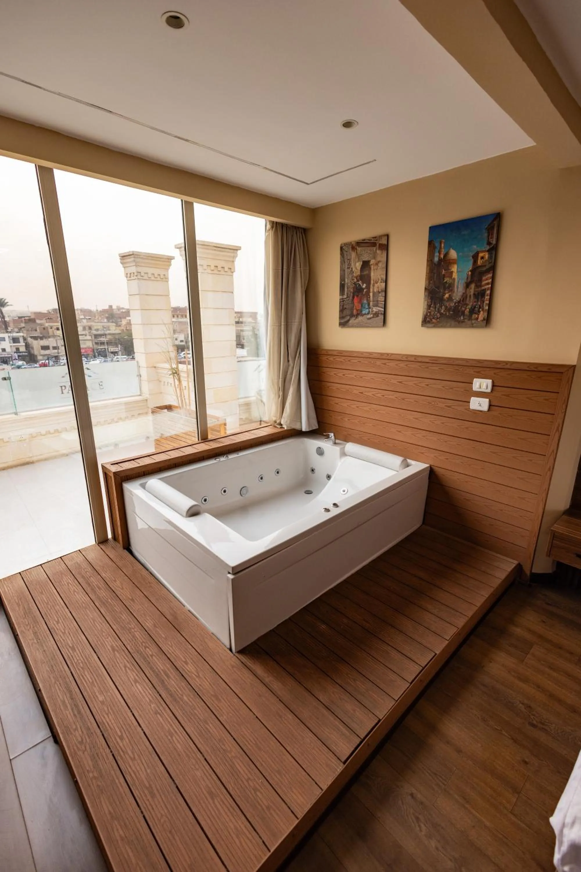 Hot Tub, Bed in The Palace Pyramids View Hotel