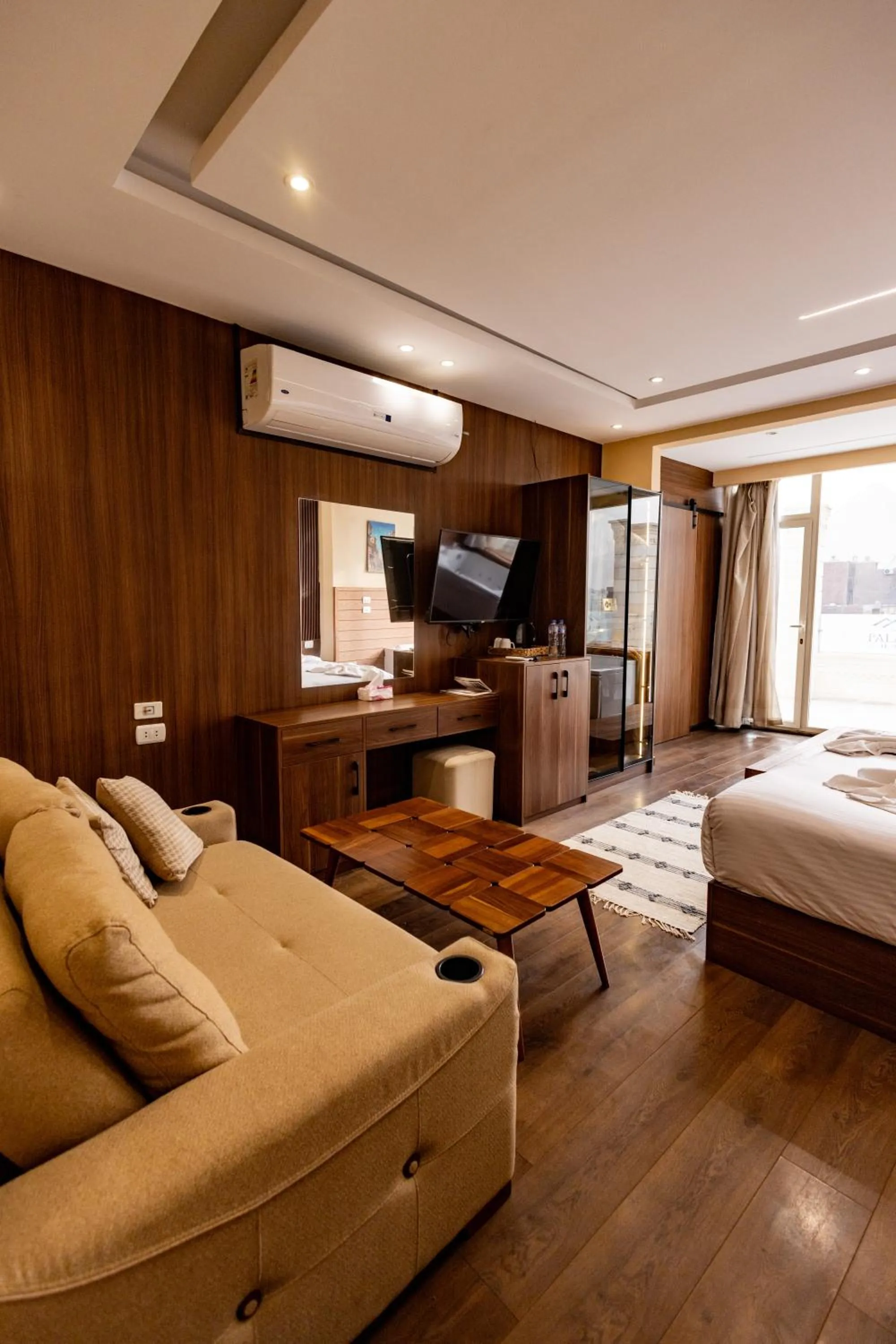 Living room, Bed in The Palace Pyramids View Hotel