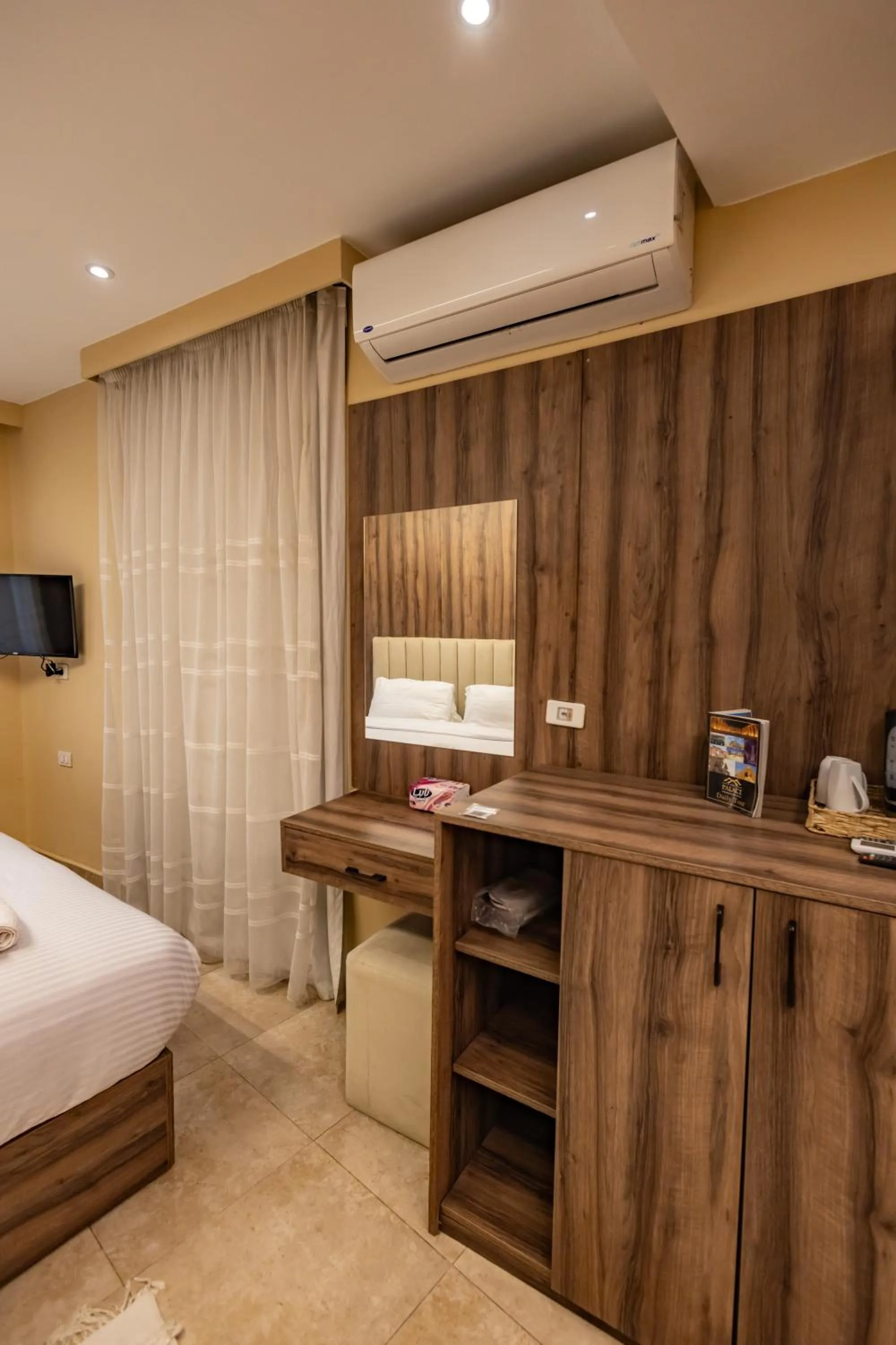 minibar, Bed in The Palace Pyramids View Hotel