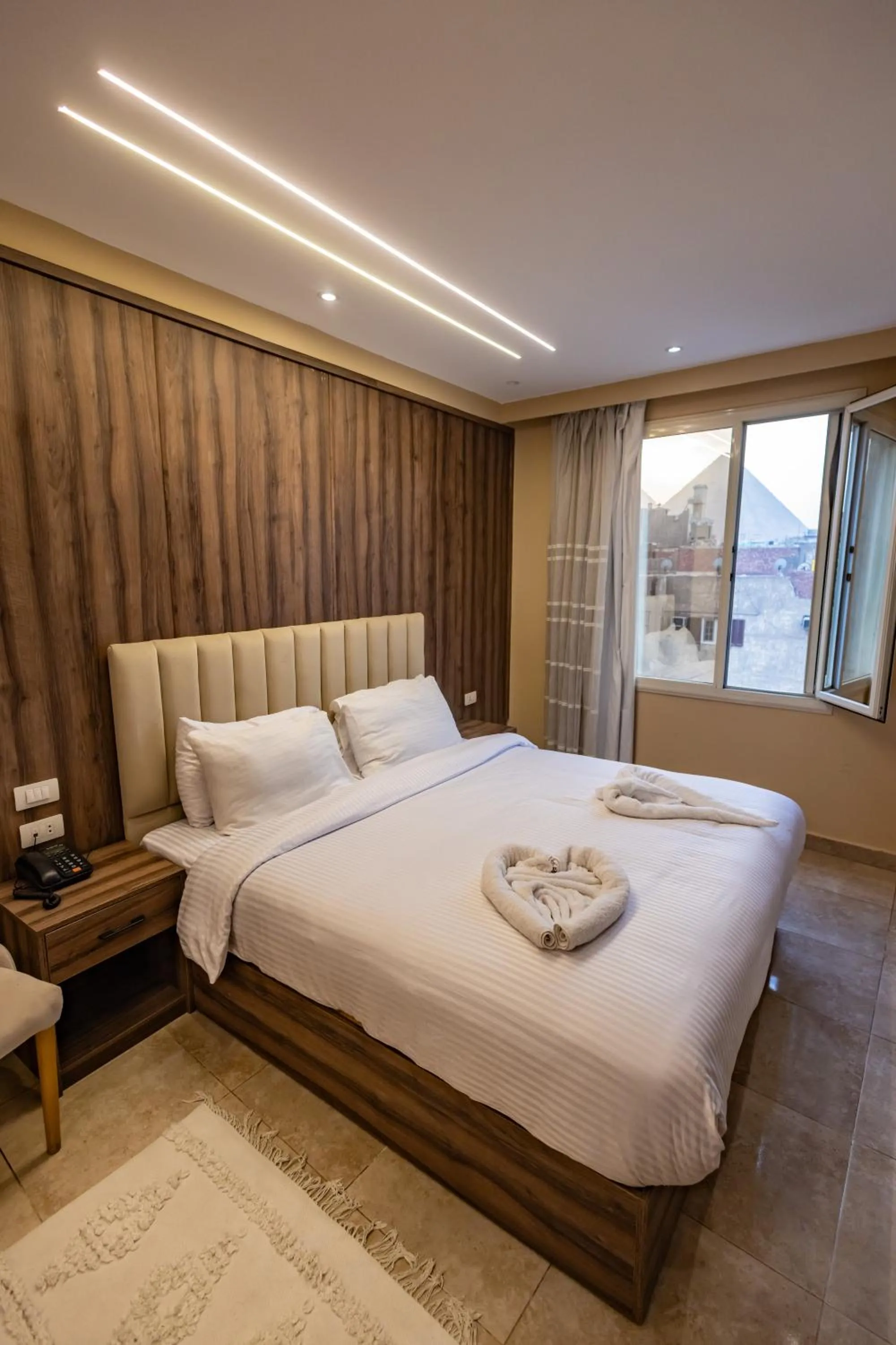 Landmark view, Bed in The Palace Pyramids View Hotel