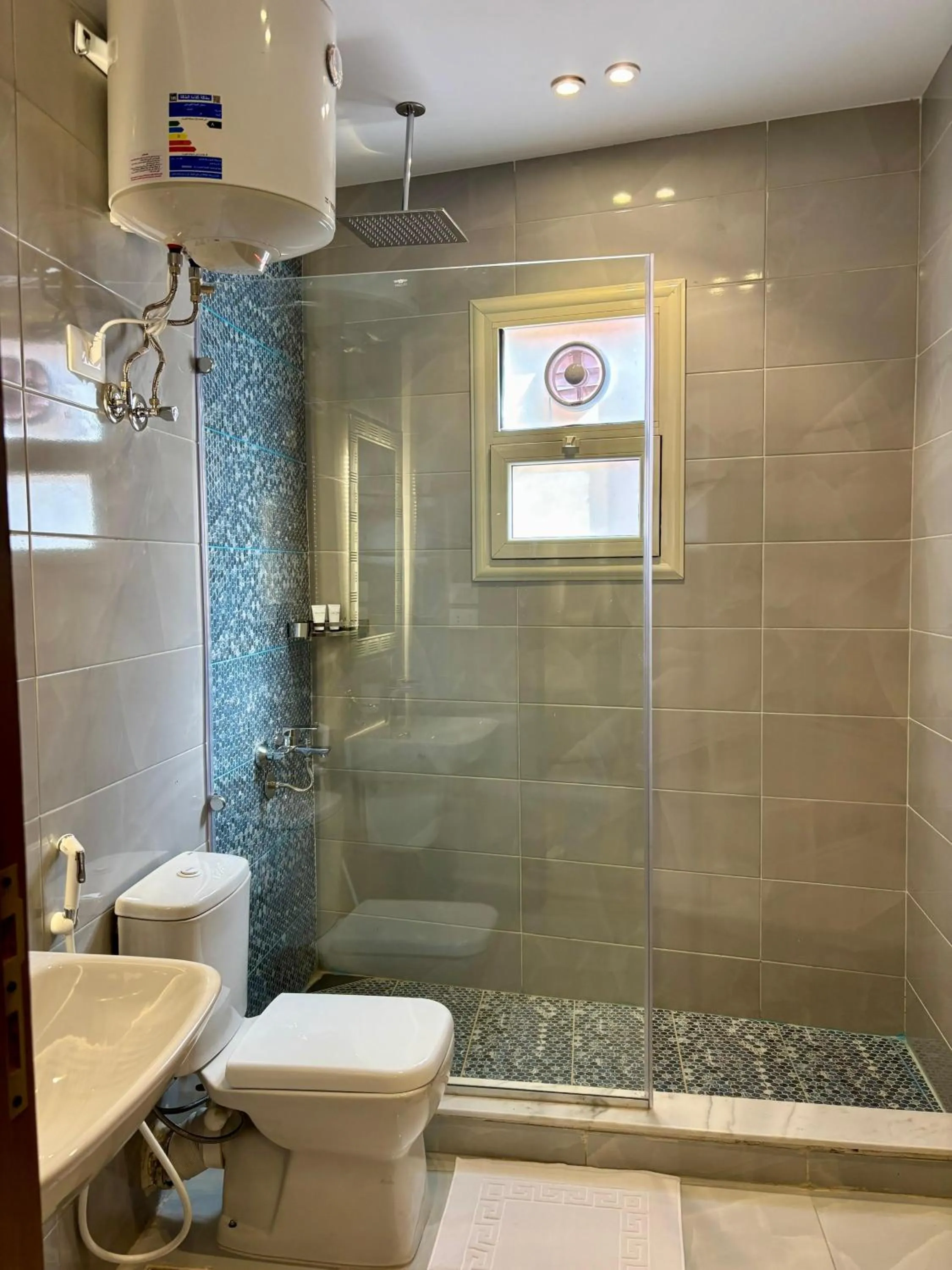 Shower in The Palace Pyramids View Hotel