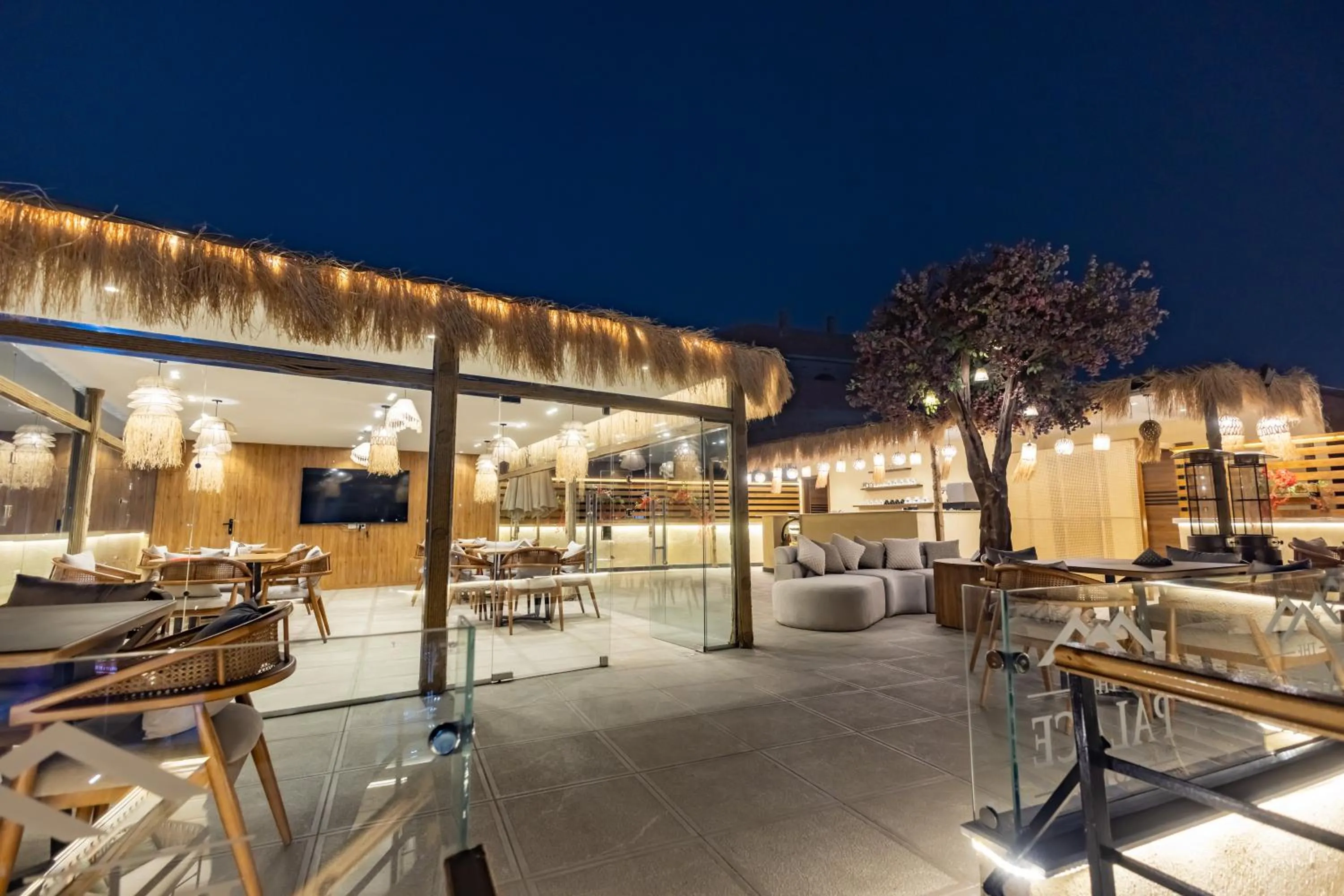 Restaurant/places to eat in The Palace Pyramids View Hotel