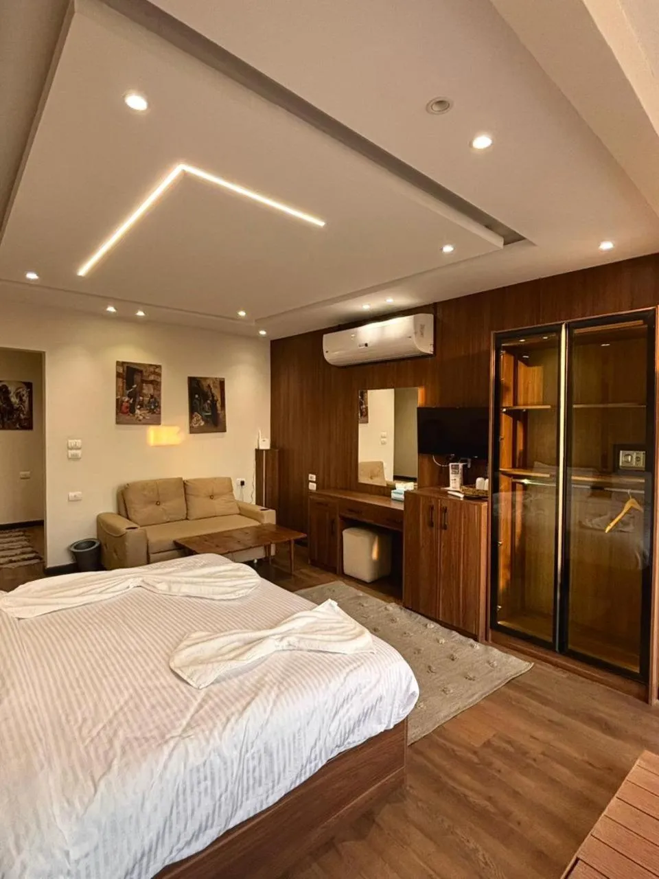 Communal lounge/ TV room, Bed in The Palace Pyramids View Hotel