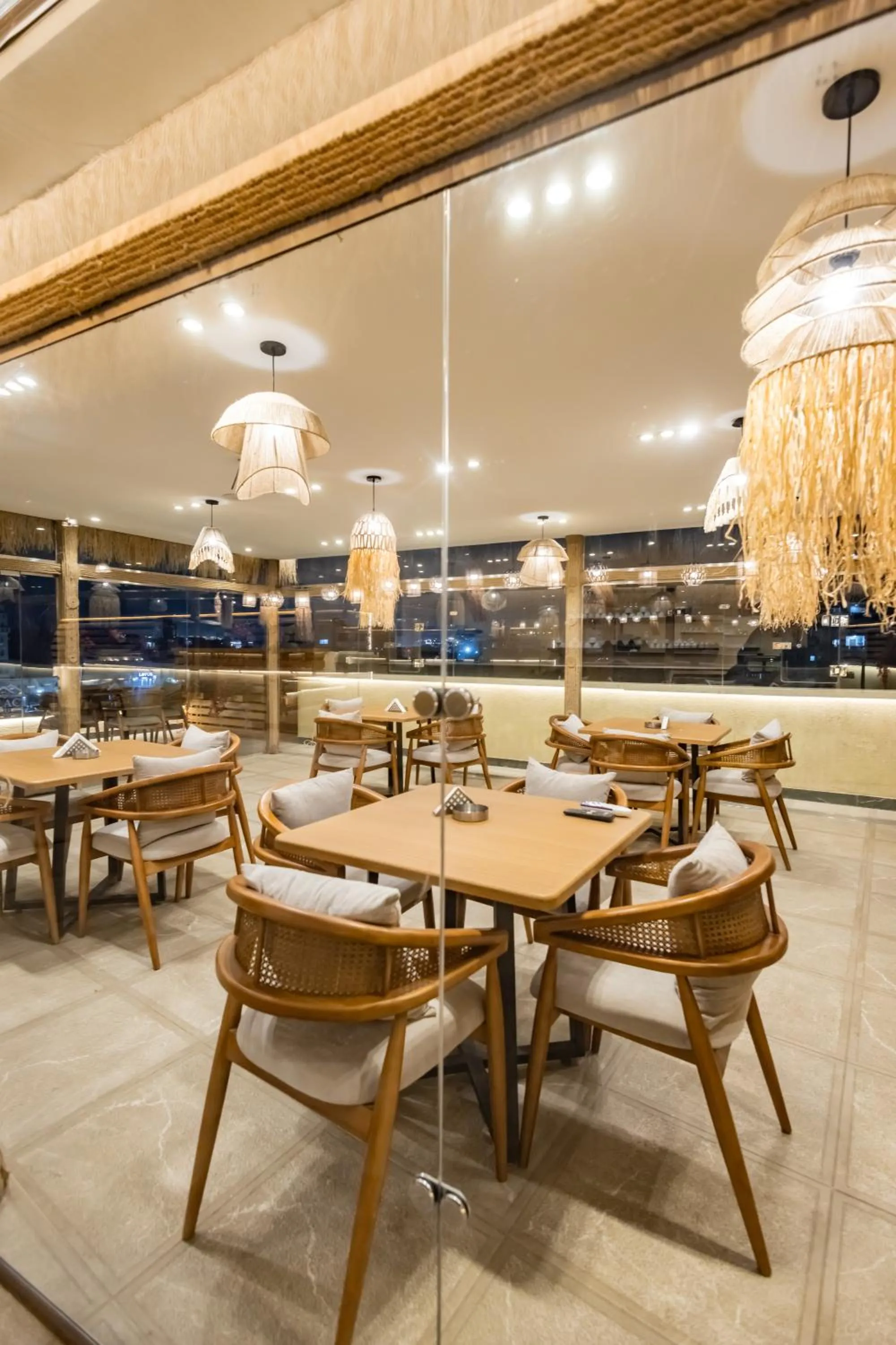 Restaurant/places to eat in The Palace Pyramids View Hotel