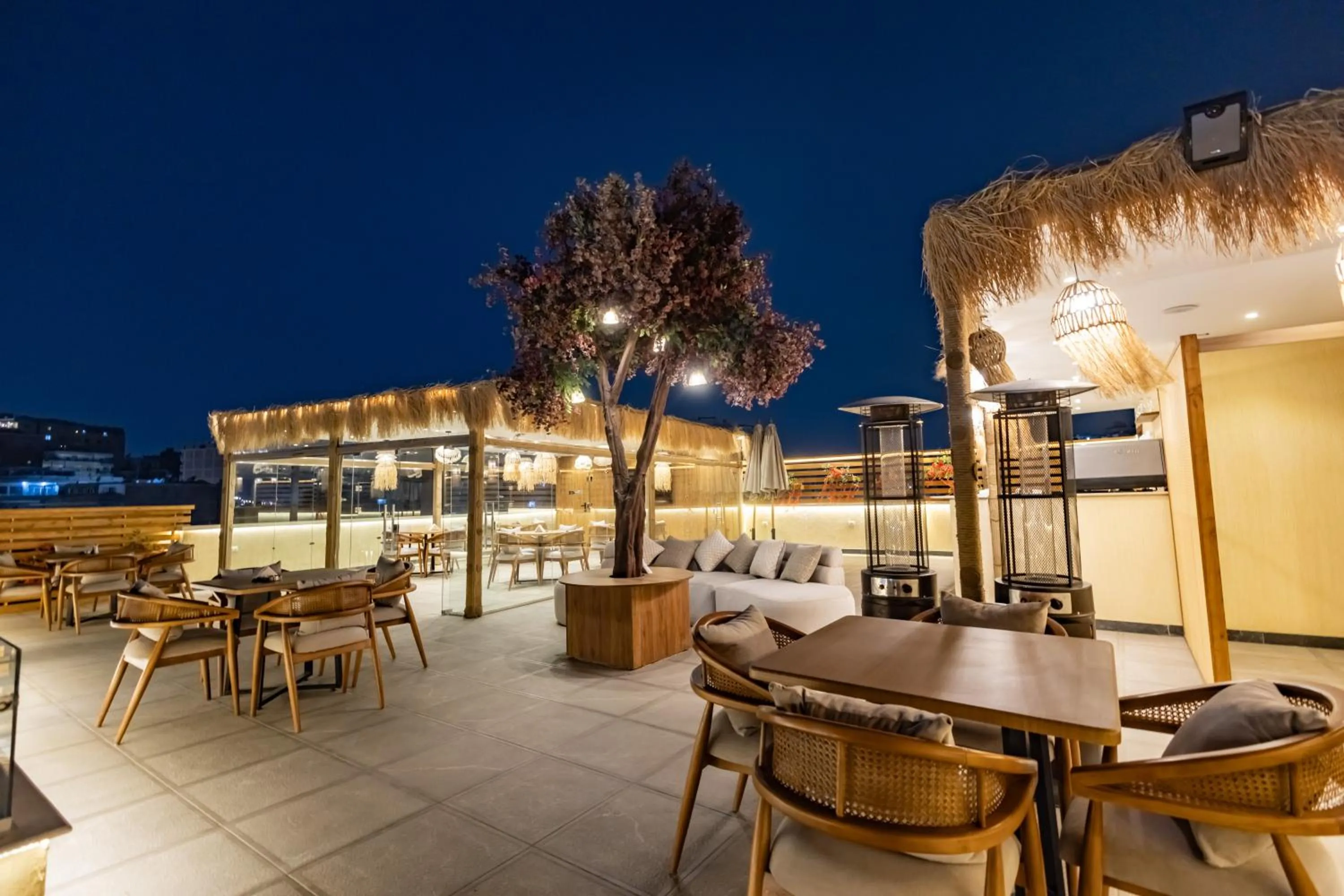 Restaurant/places to eat in The Palace Pyramids View Hotel