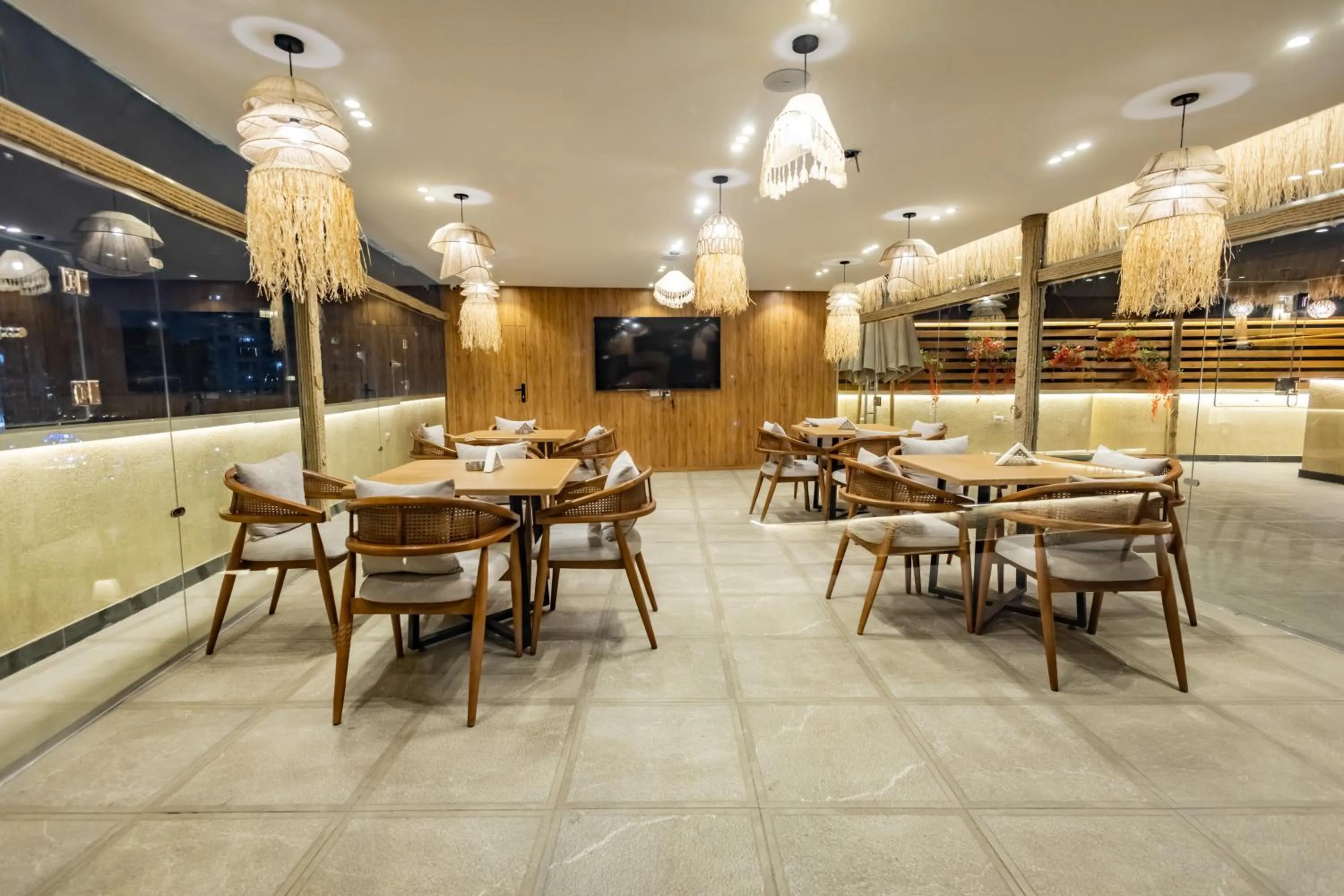 Restaurant/places to eat in The Palace Pyramids View Hotel