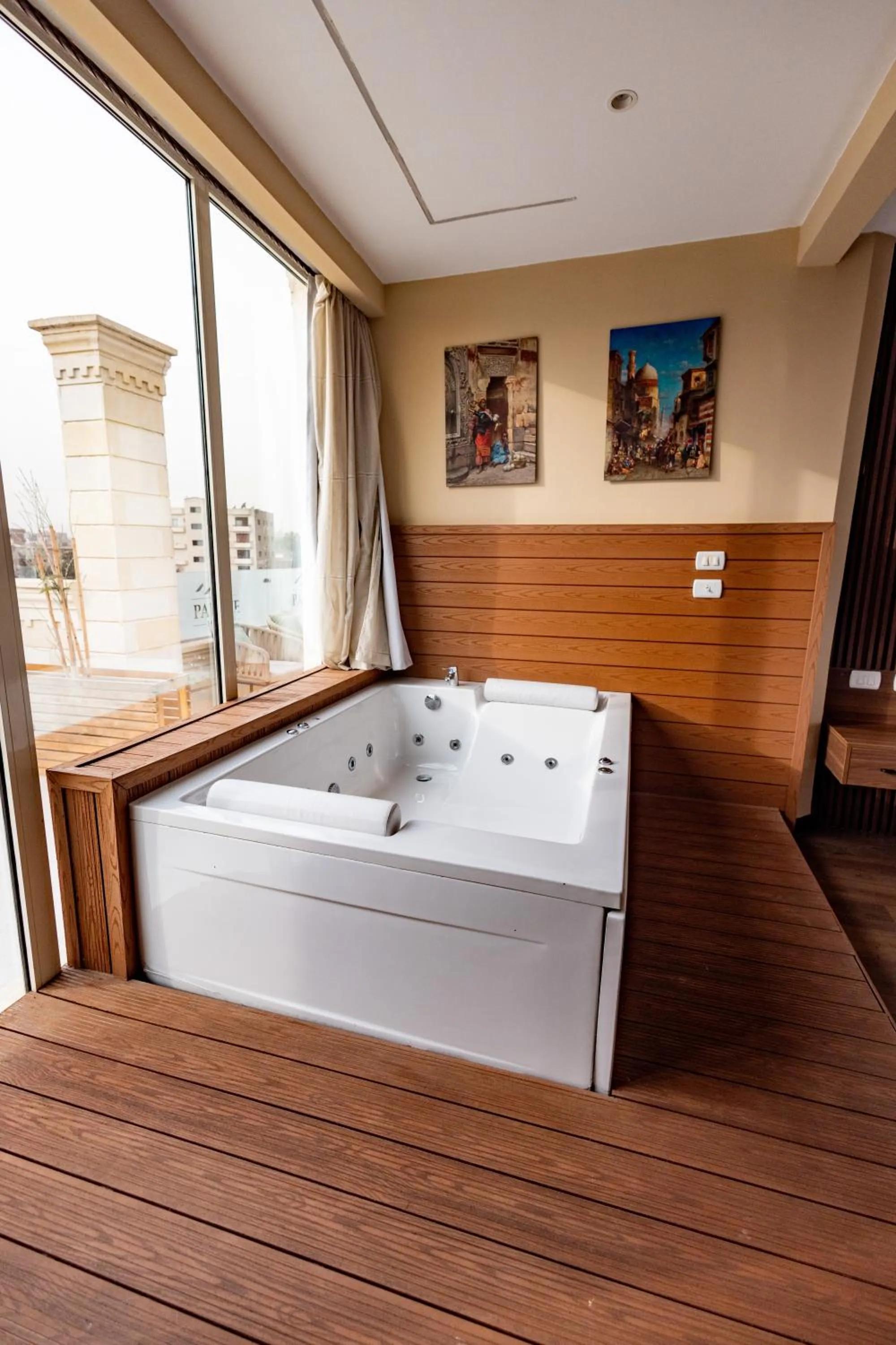 Hot Tub, Bed in The Palace Pyramids View Hotel