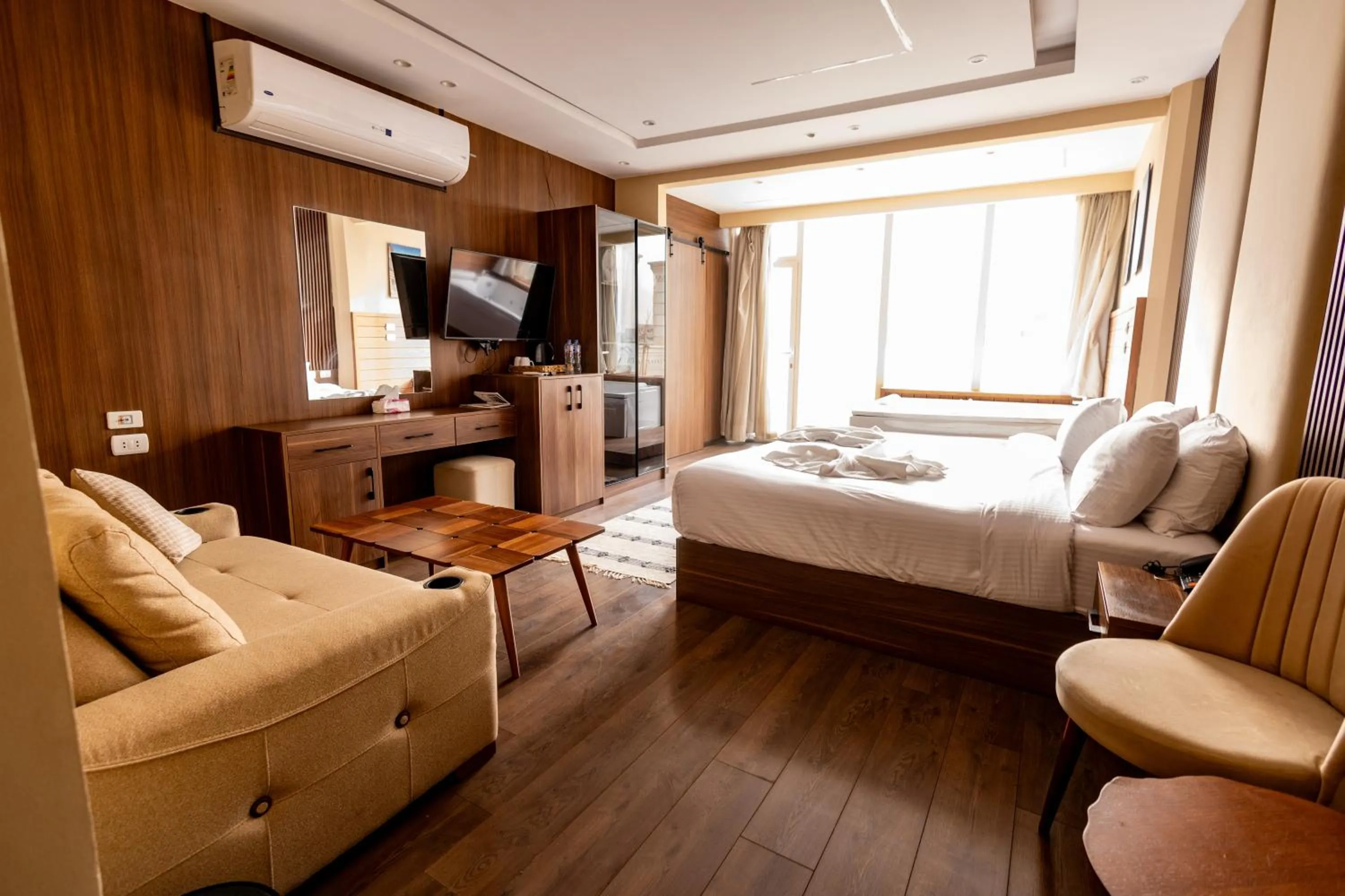 Communal lounge/ TV room, Bed in The Palace Pyramids View Hotel