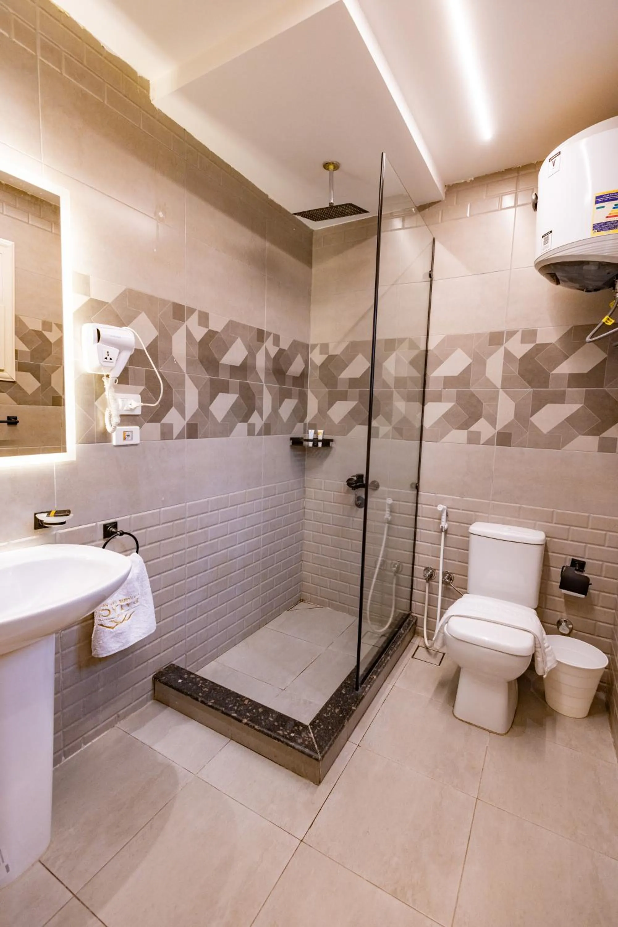 Shower in The Palace Pyramids View Hotel