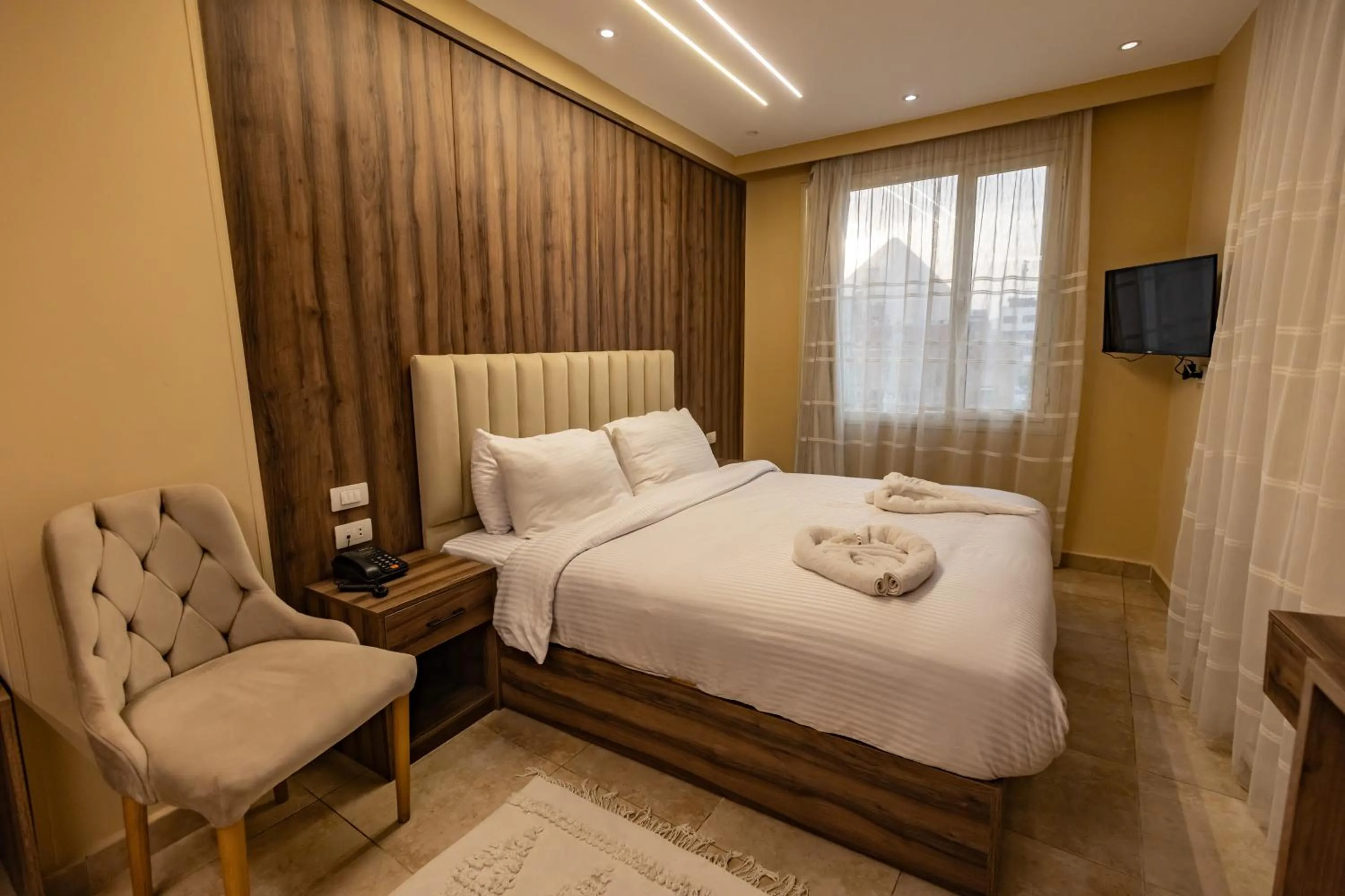 Landmark view, Bed in The Palace Pyramids View Hotel