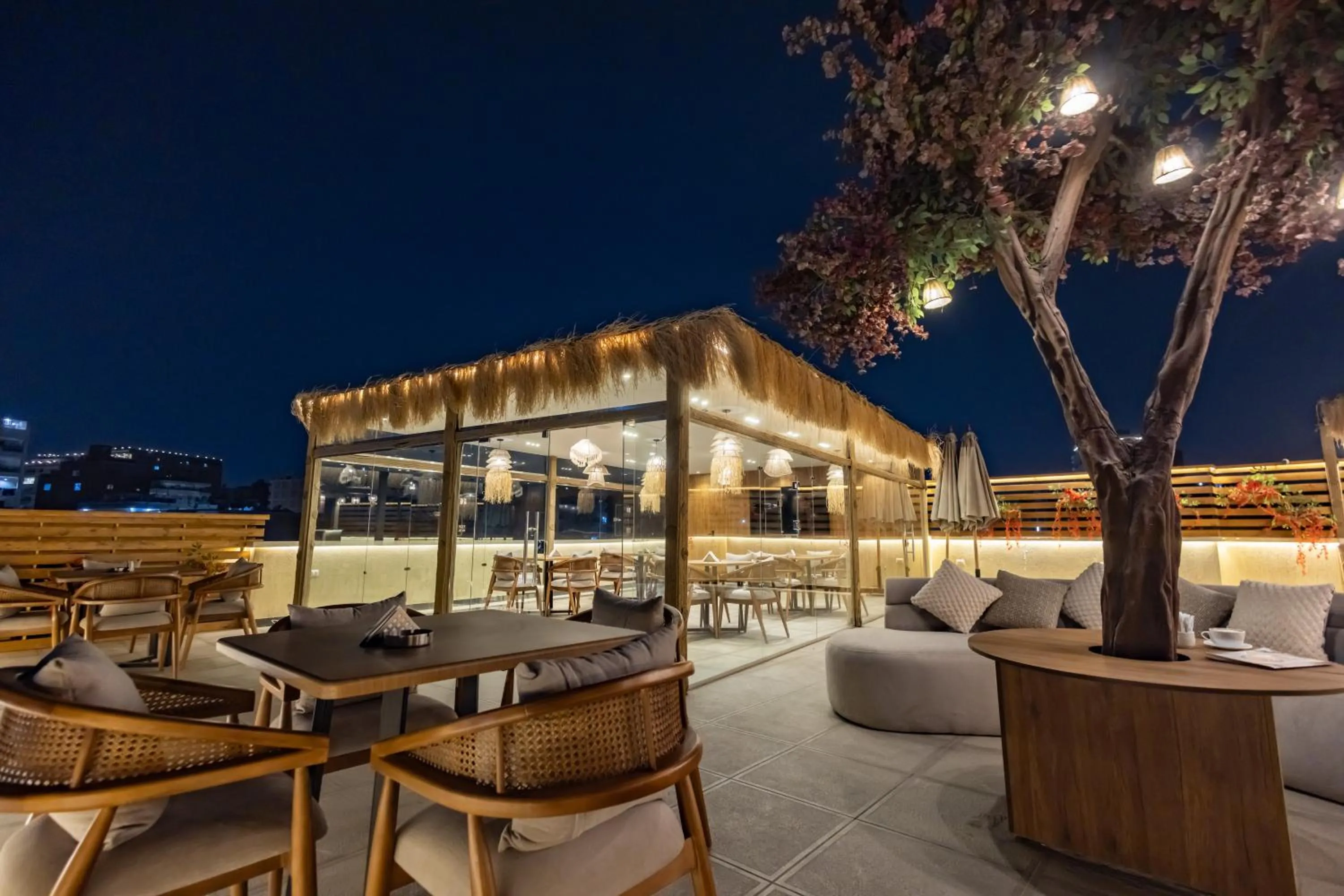 Restaurant/places to eat in The Palace Pyramids View Hotel