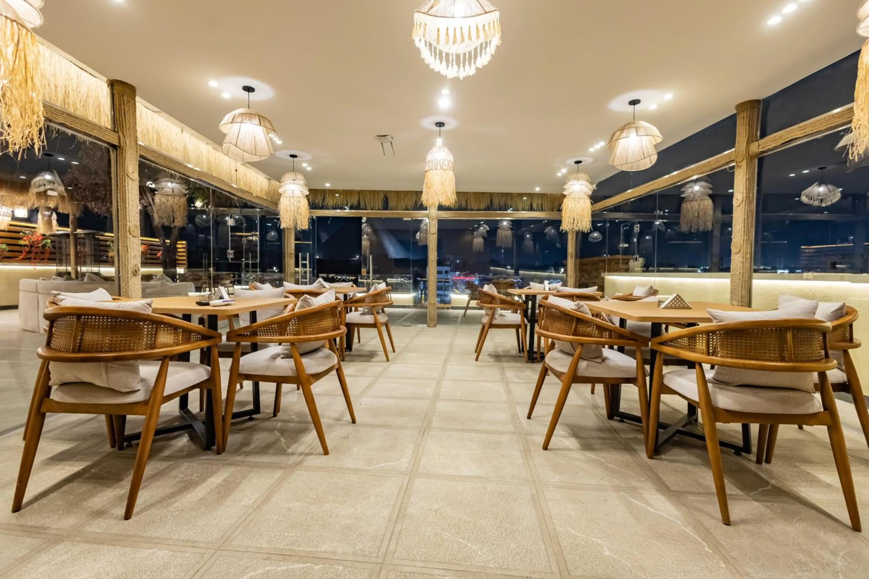 Restaurant/places to eat in The Palace Pyramids View Hotel