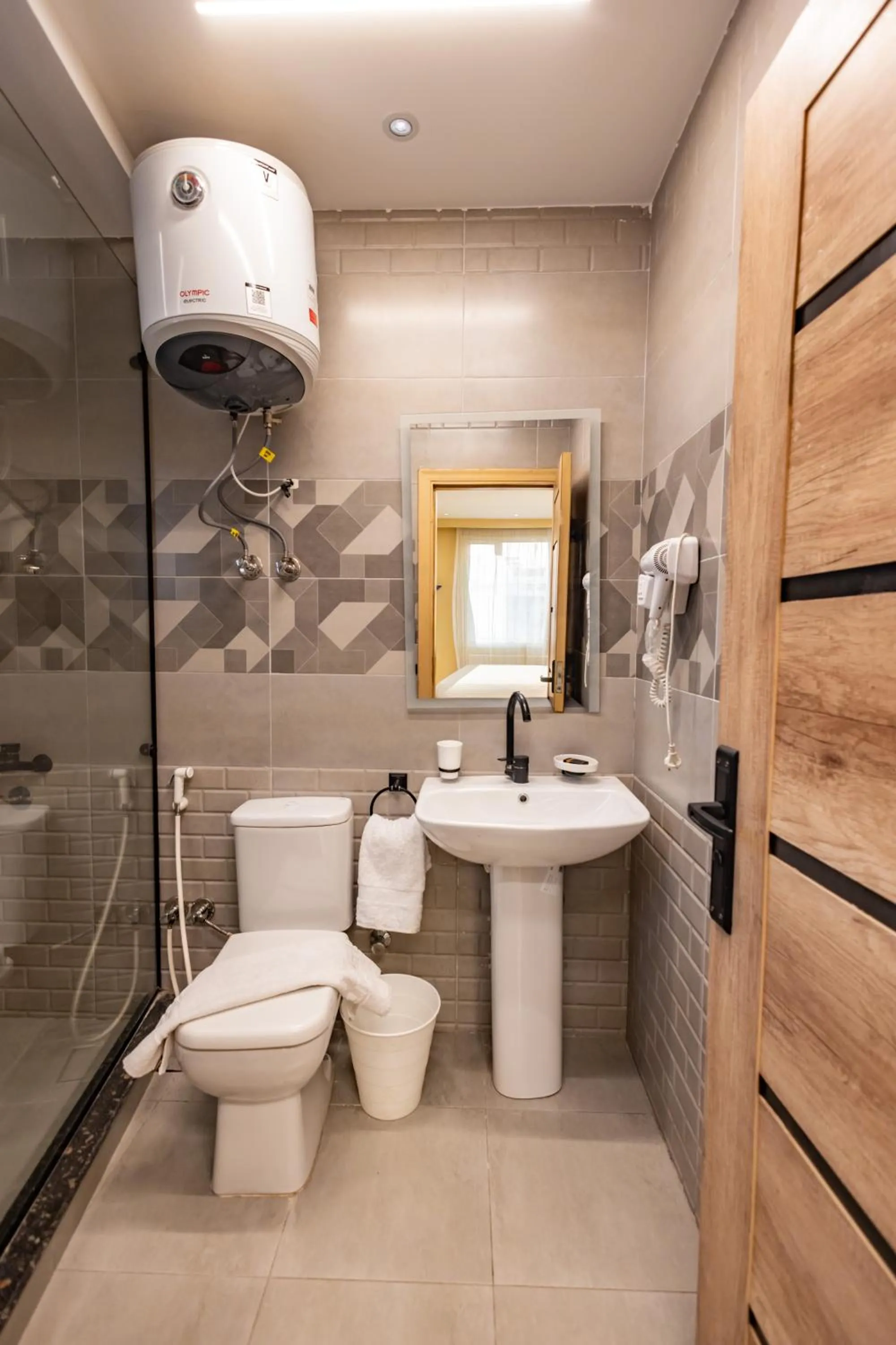 Shower in The Palace Pyramids View Hotel