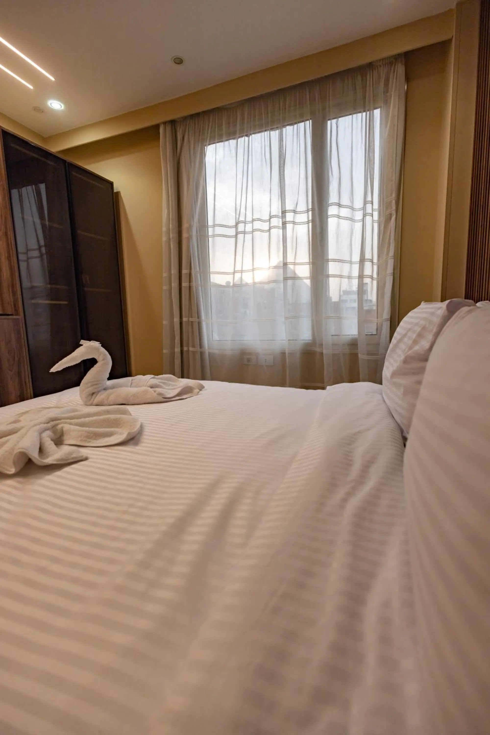 Landmark view, Bed in The Palace Pyramids View Hotel