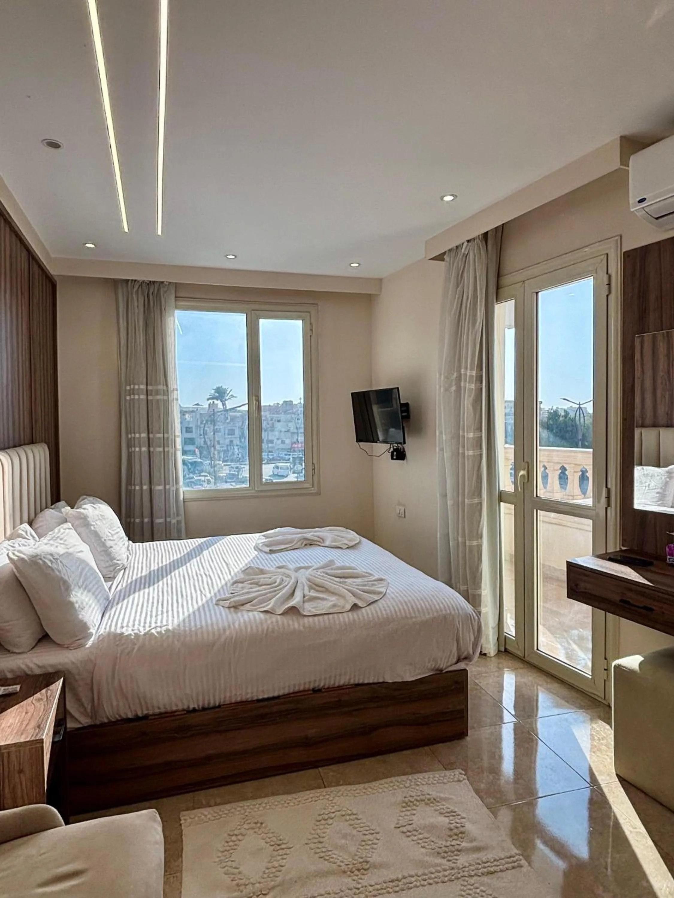 Bed in The Palace Pyramids View Hotel