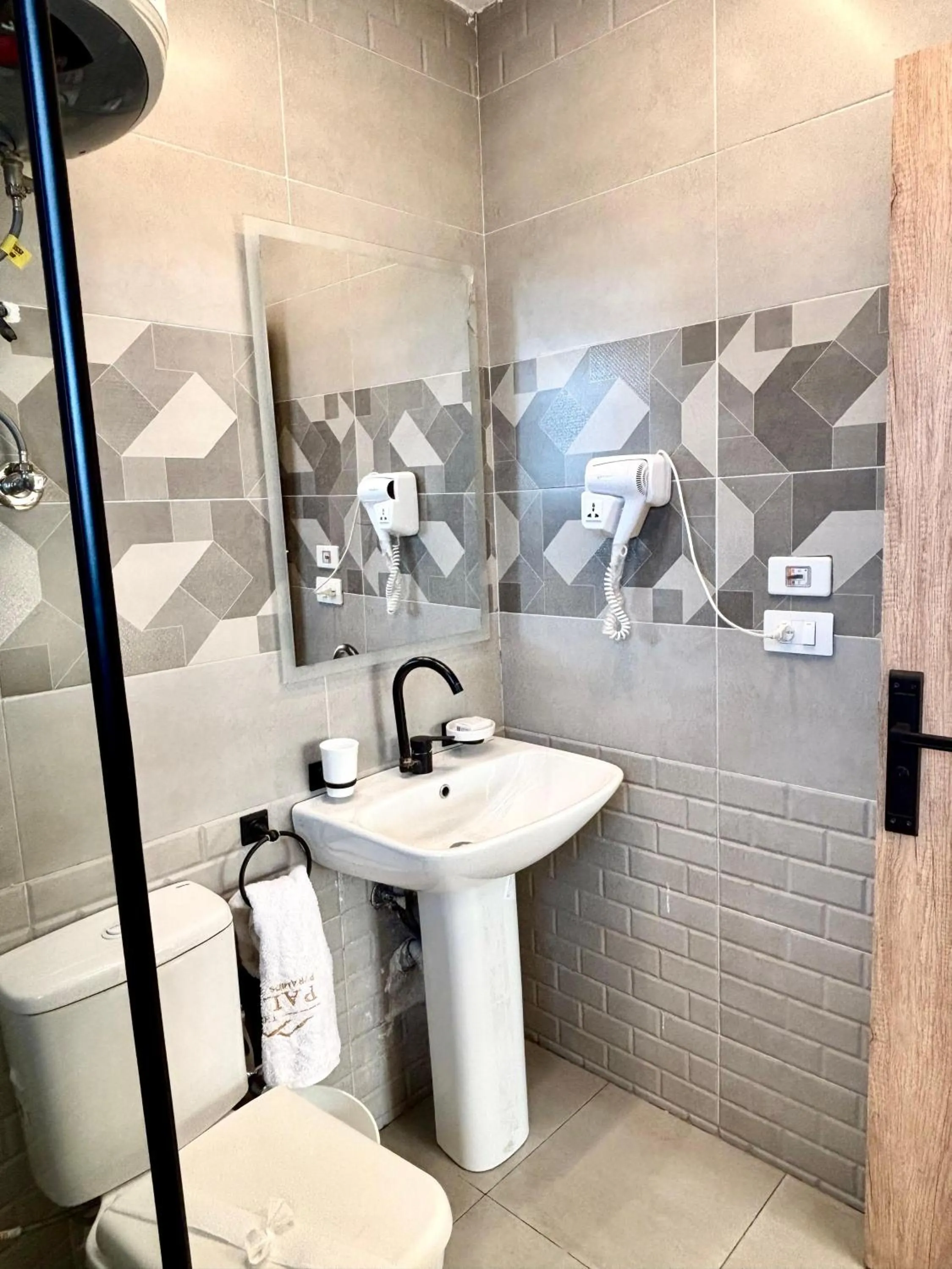 Shower in The Palace Pyramids View Hotel