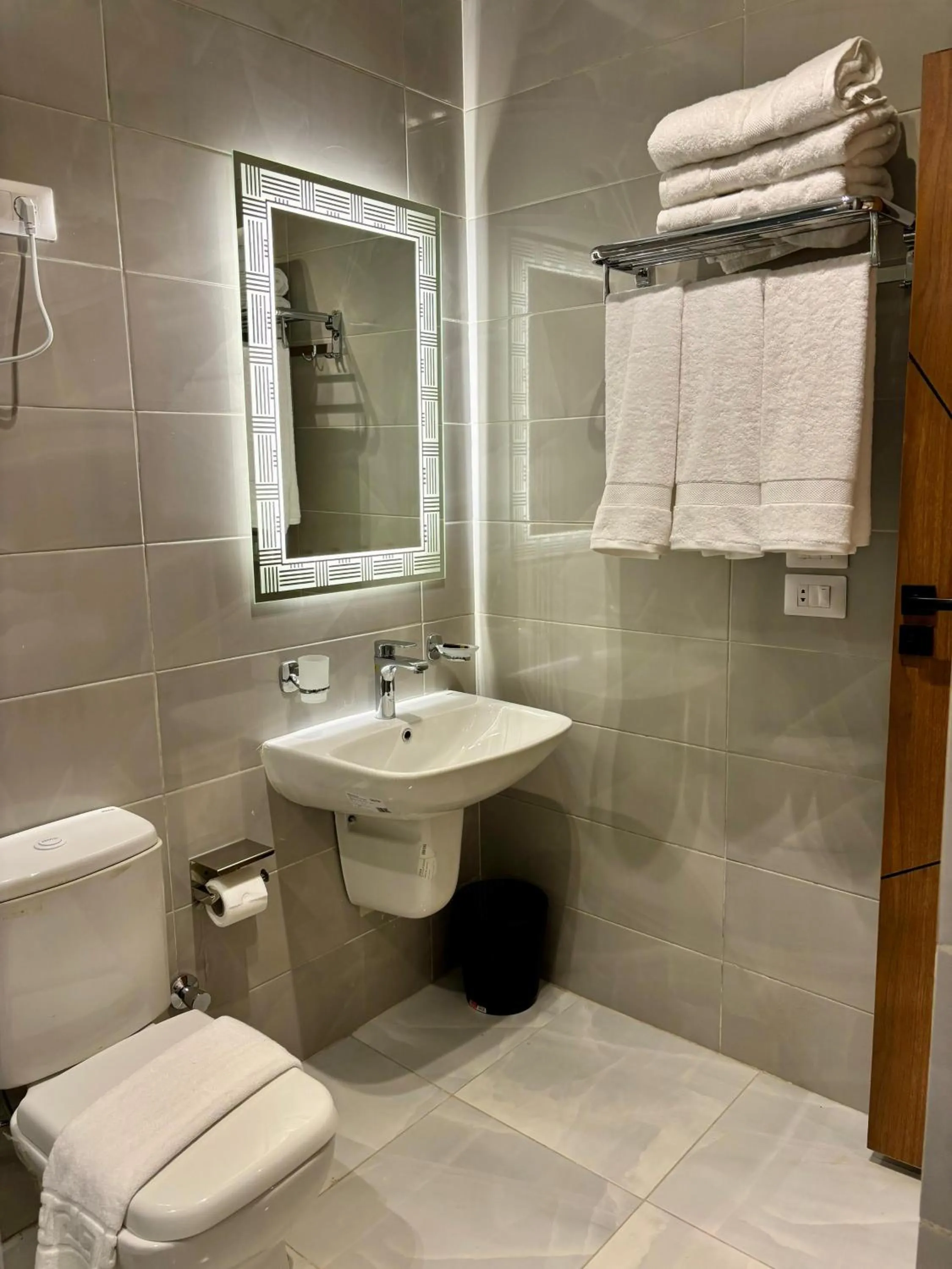 Shower in The Palace Pyramids View Hotel