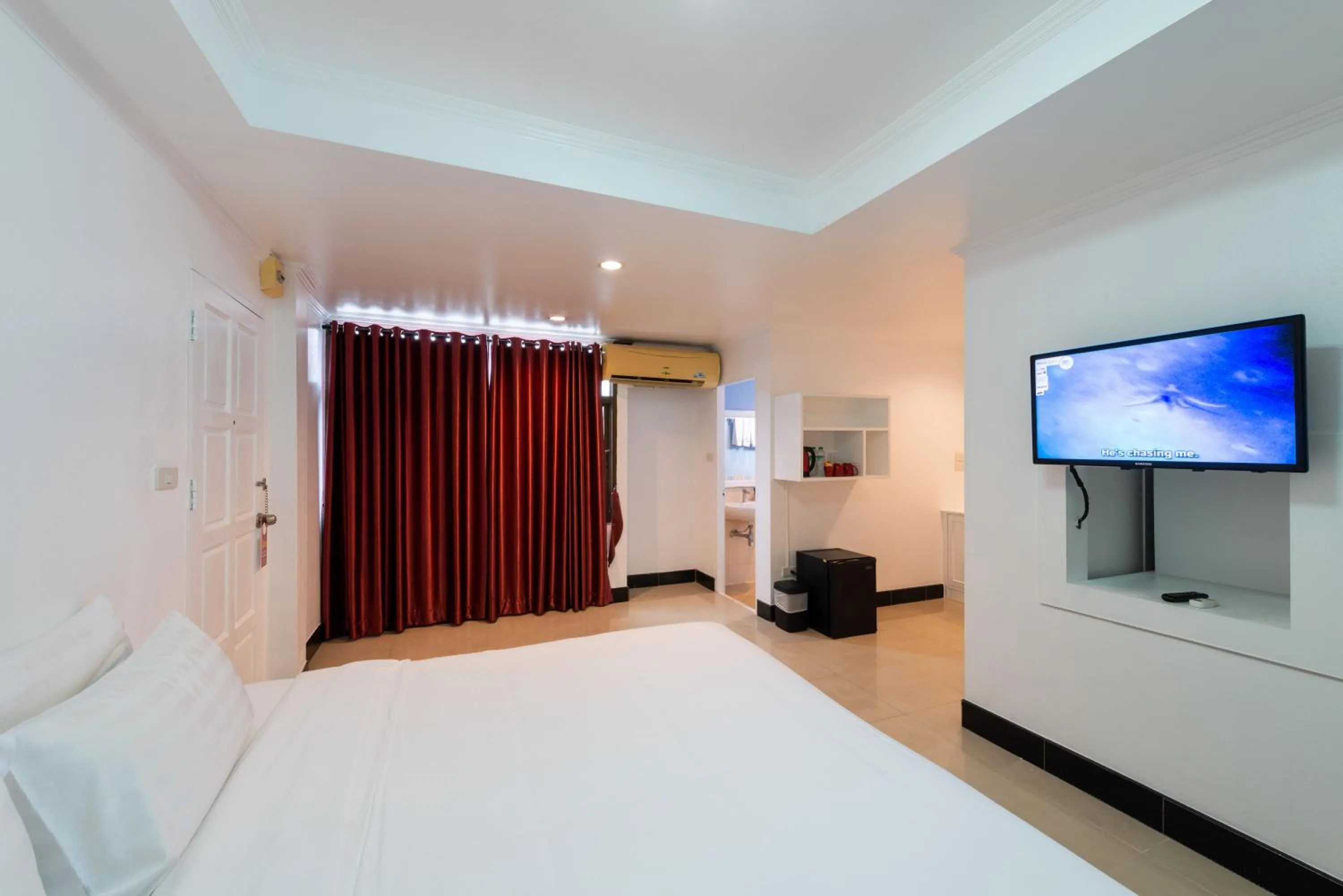 Photo of the whole room, Bed in Arawana Express North Pattaya