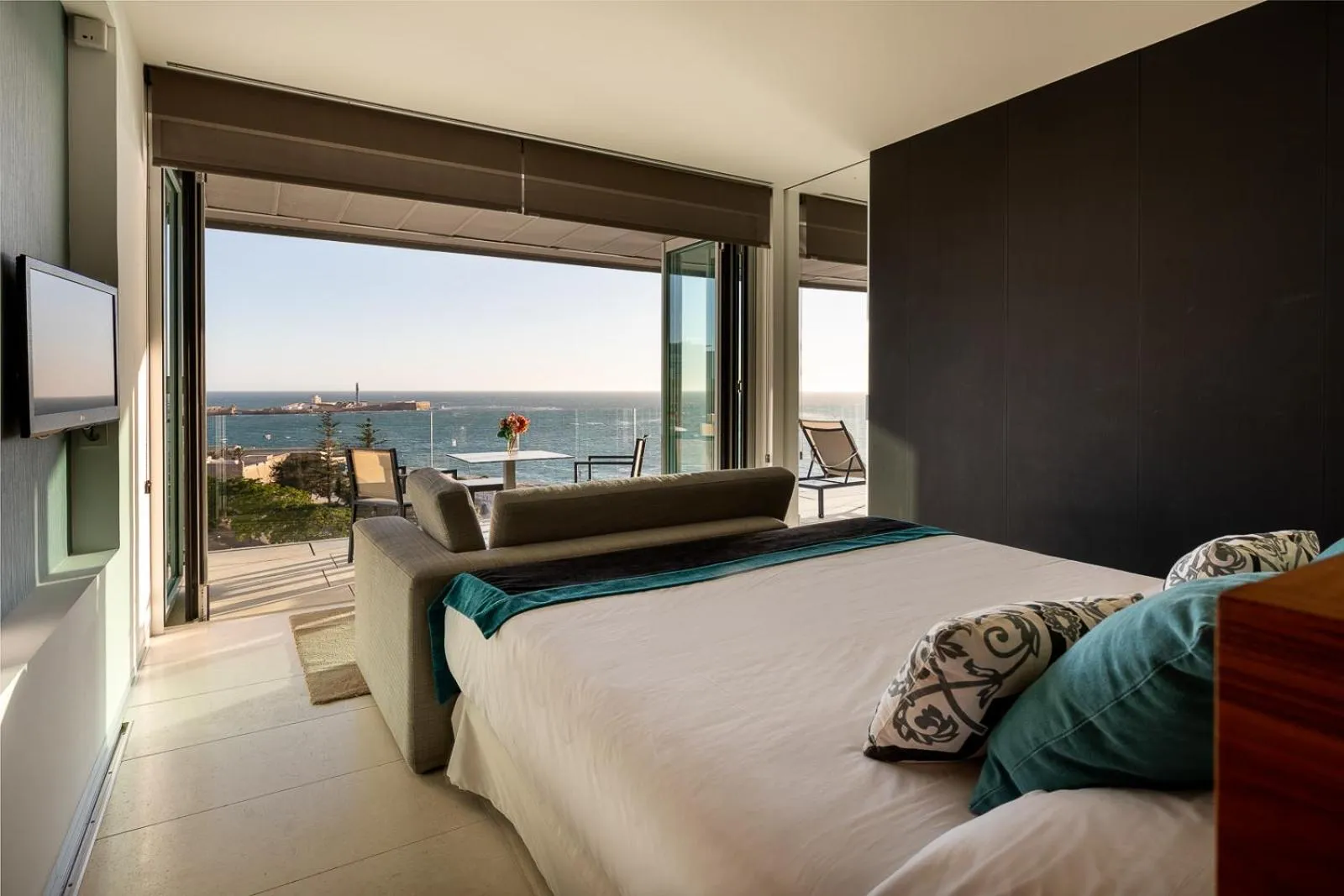 Photo of the whole room, Bed in Parador de Cádiz