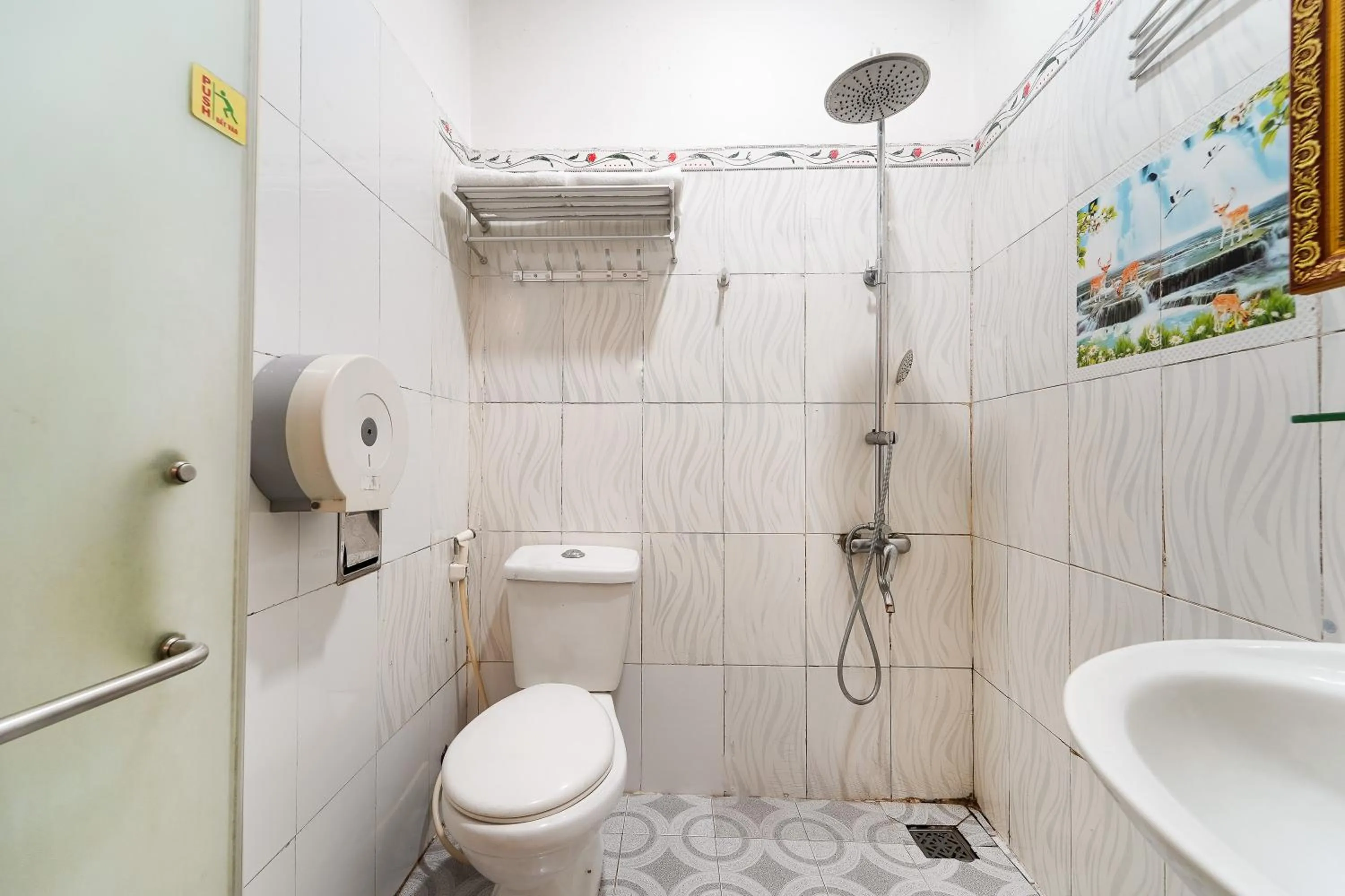 Bathroom in Collection O Eva Hotel District 8 Near Ben Thanh Market