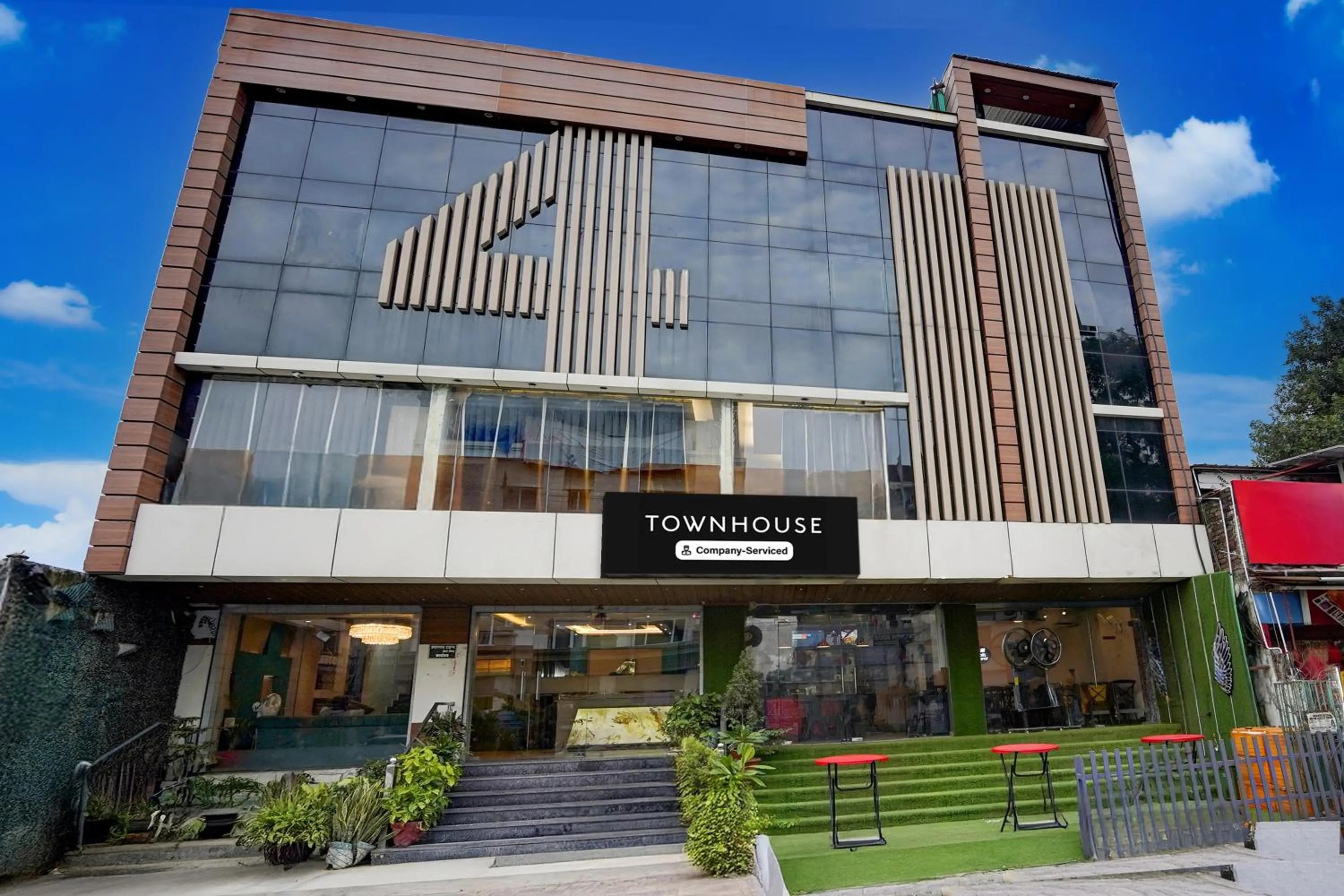 Facade/entrance in Townhouse Prayagraj Central Bus Terminal Formerly Hotel Four View