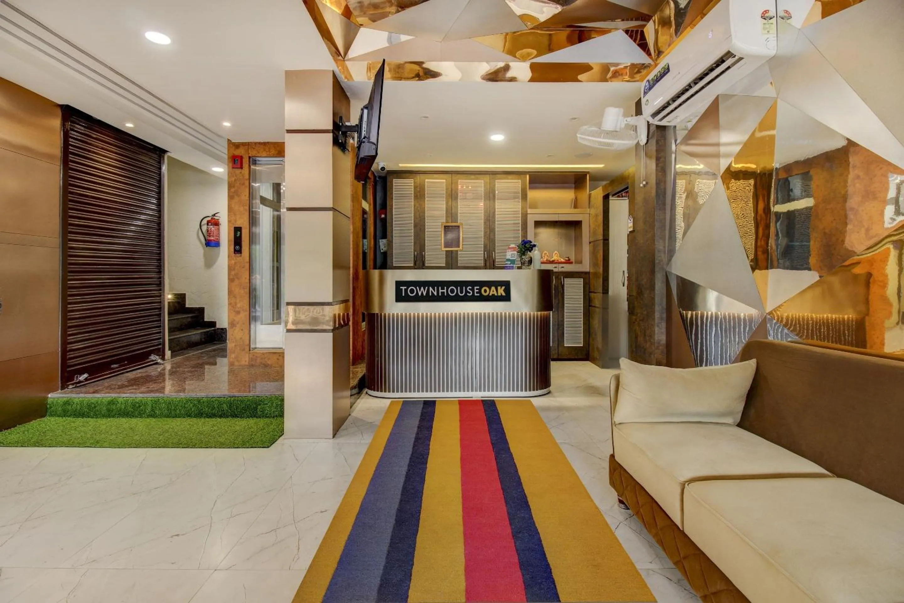 Lobby or reception in Super Townhouse Geetraj Near Shalimar Gateway
