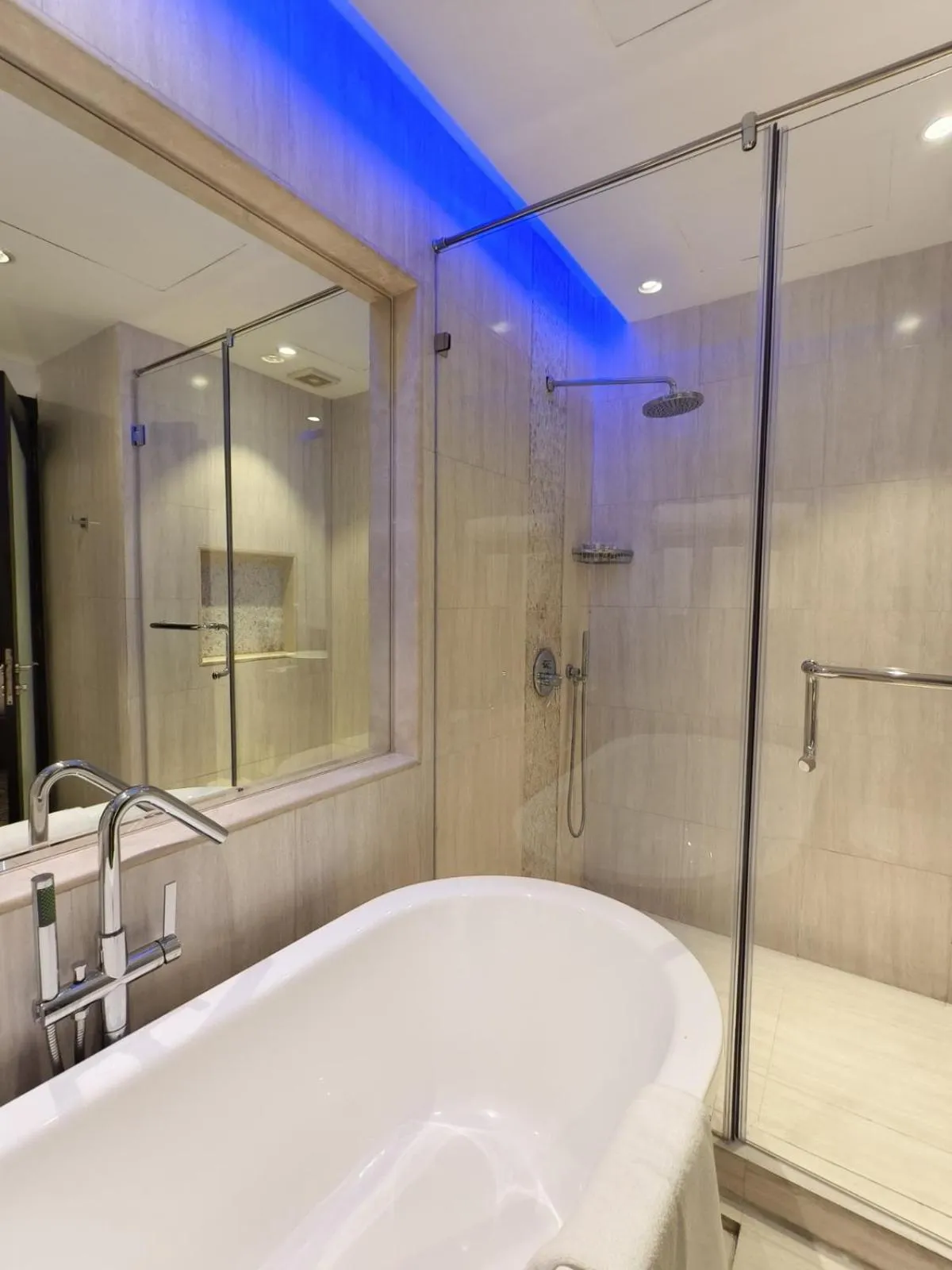 Shower in Savoy Grande Hotel