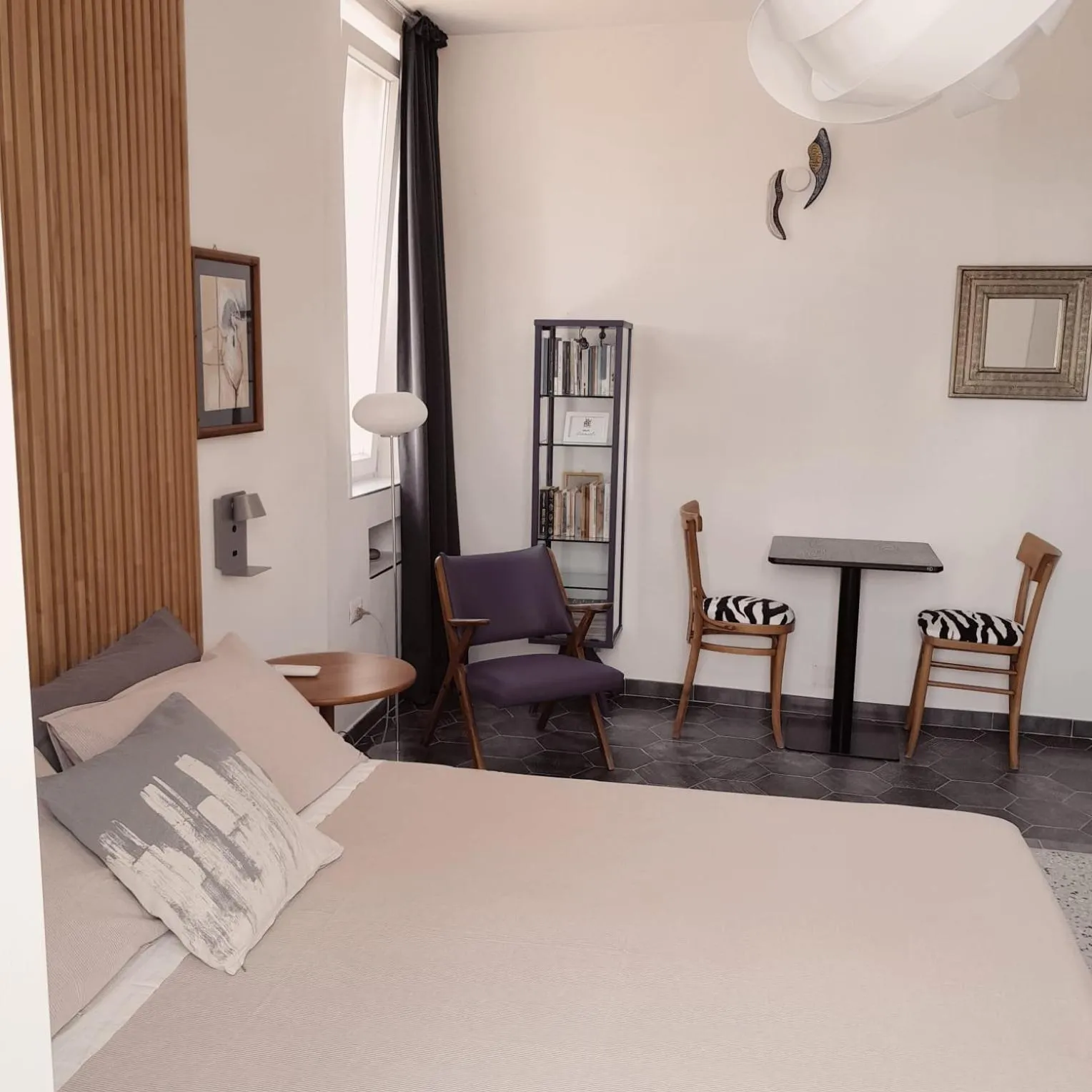 Photo of the whole room in Re Merlo