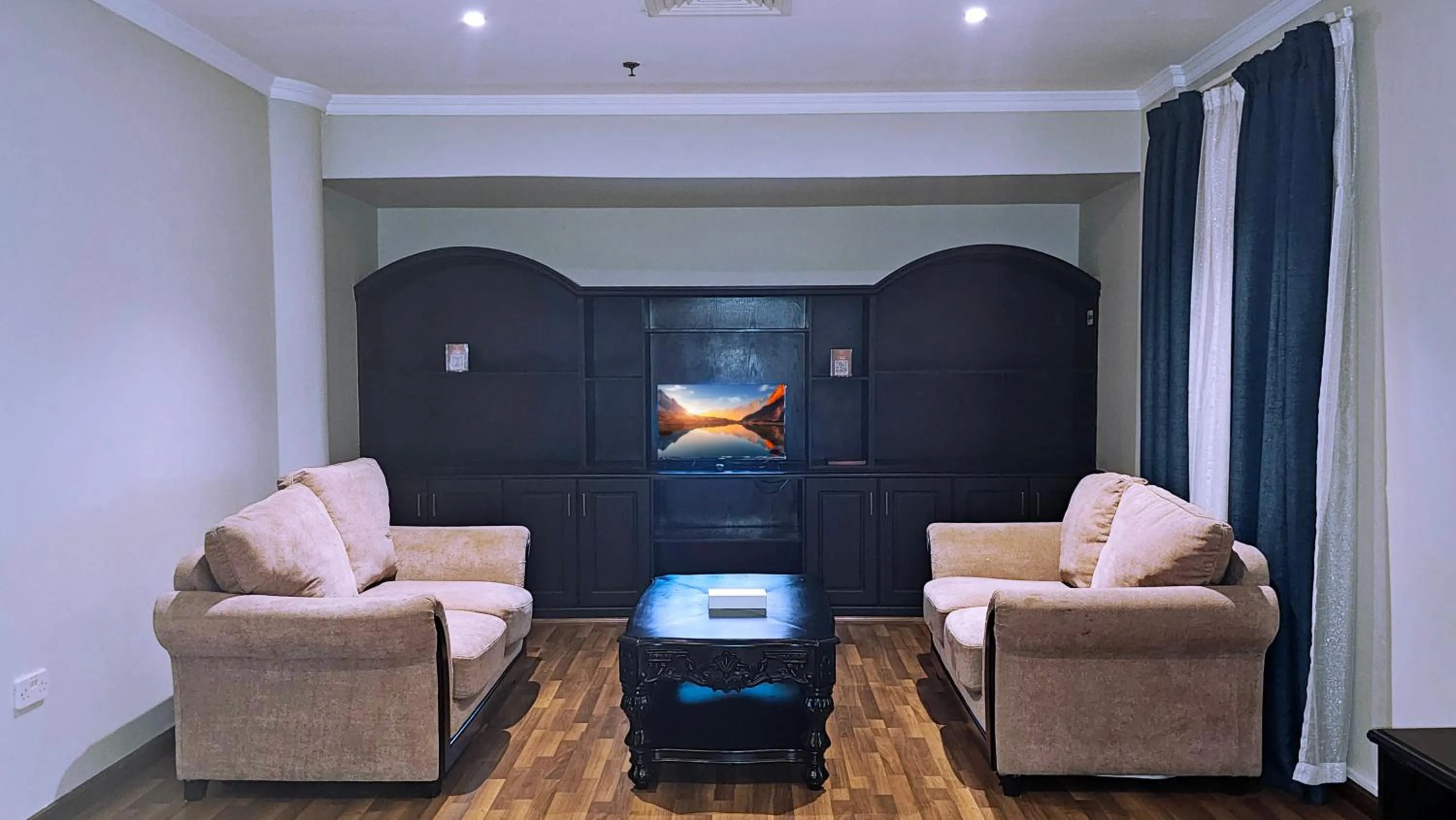 Dining area in City Point Hotel