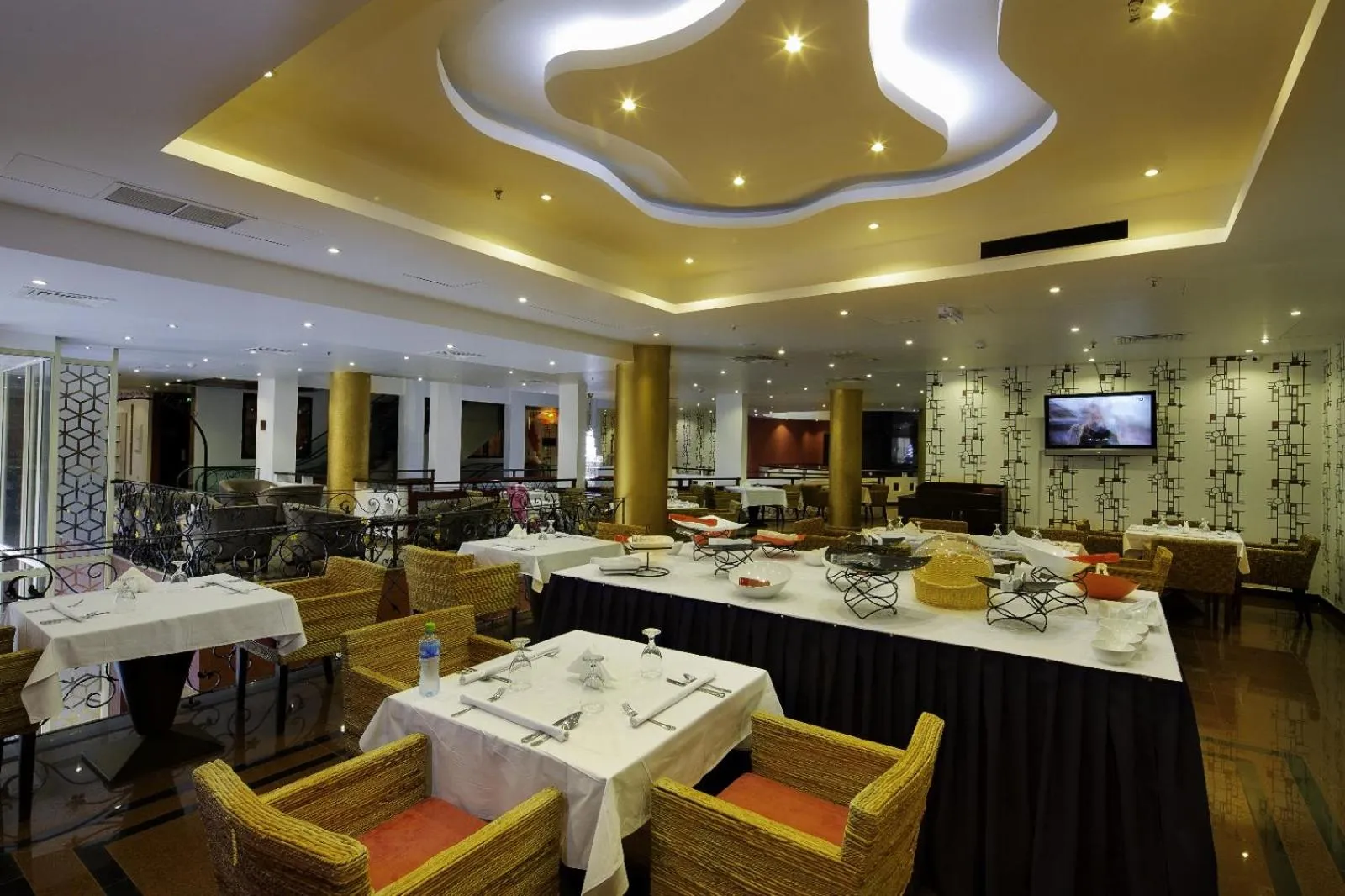 Restaurant/places to eat in City Point Hotel
