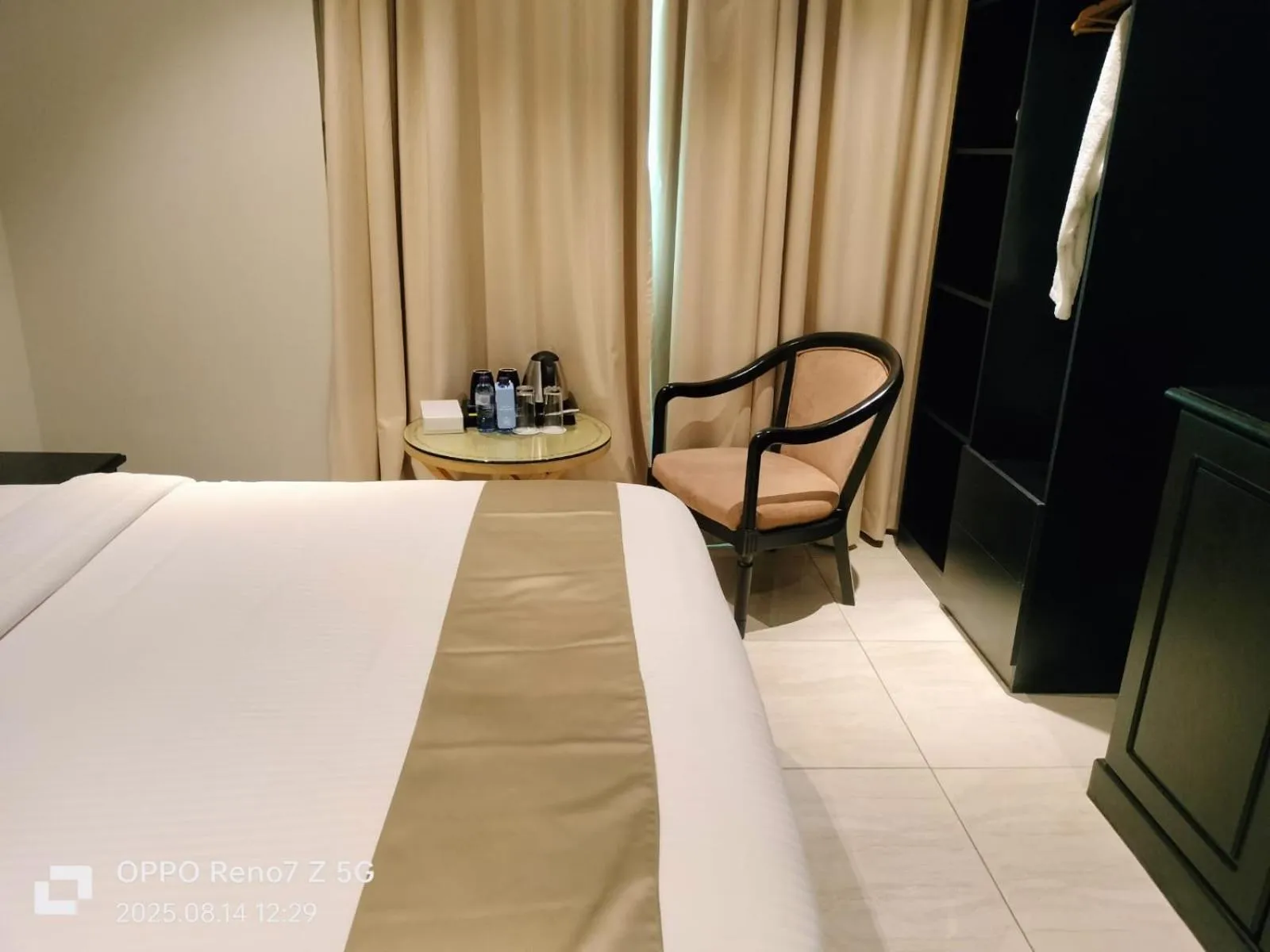 Seating area, Bed in City Point Hotel