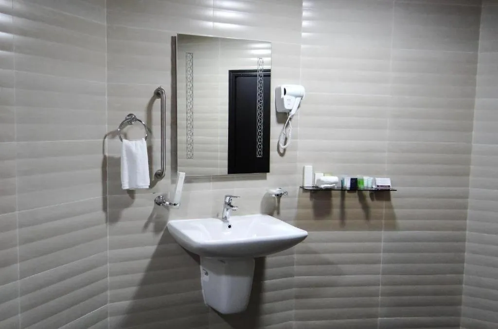 Bathroom in City Point Hotel