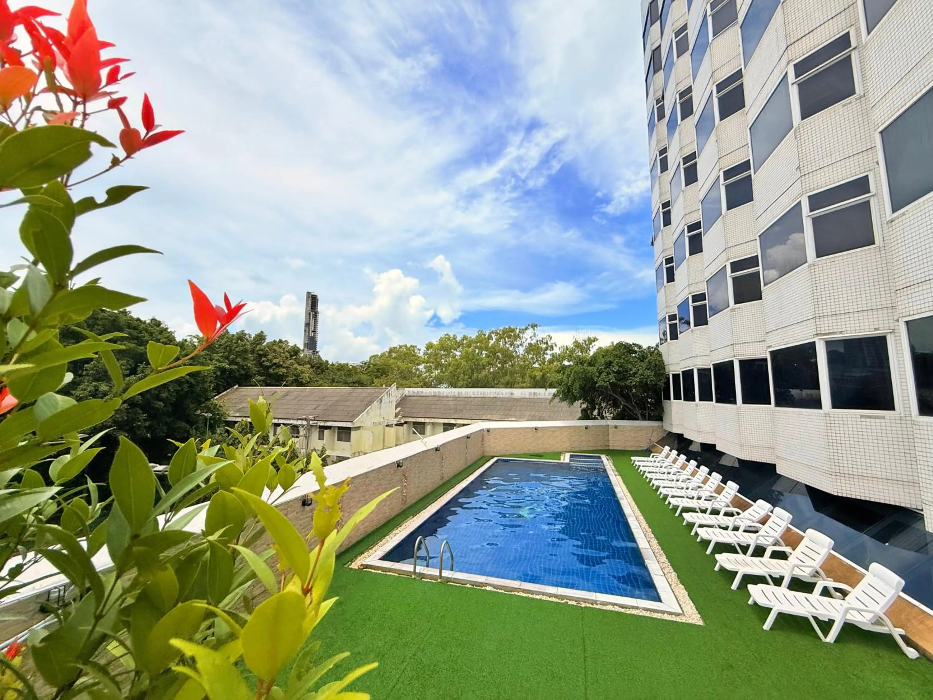 Swimming pool in Suncity Hotel Pattaya