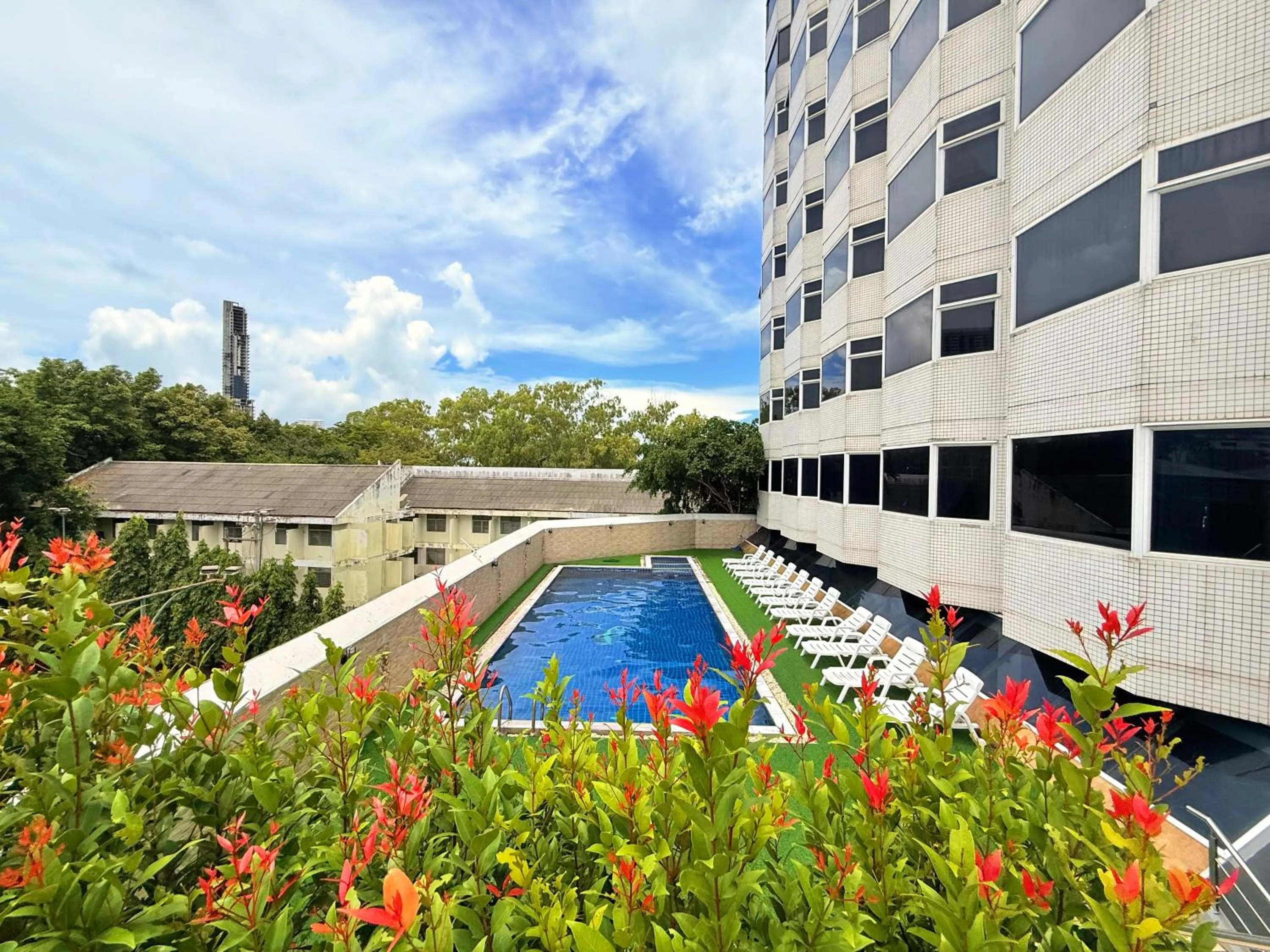 Swimming pool in Suncity Hotel Pattaya