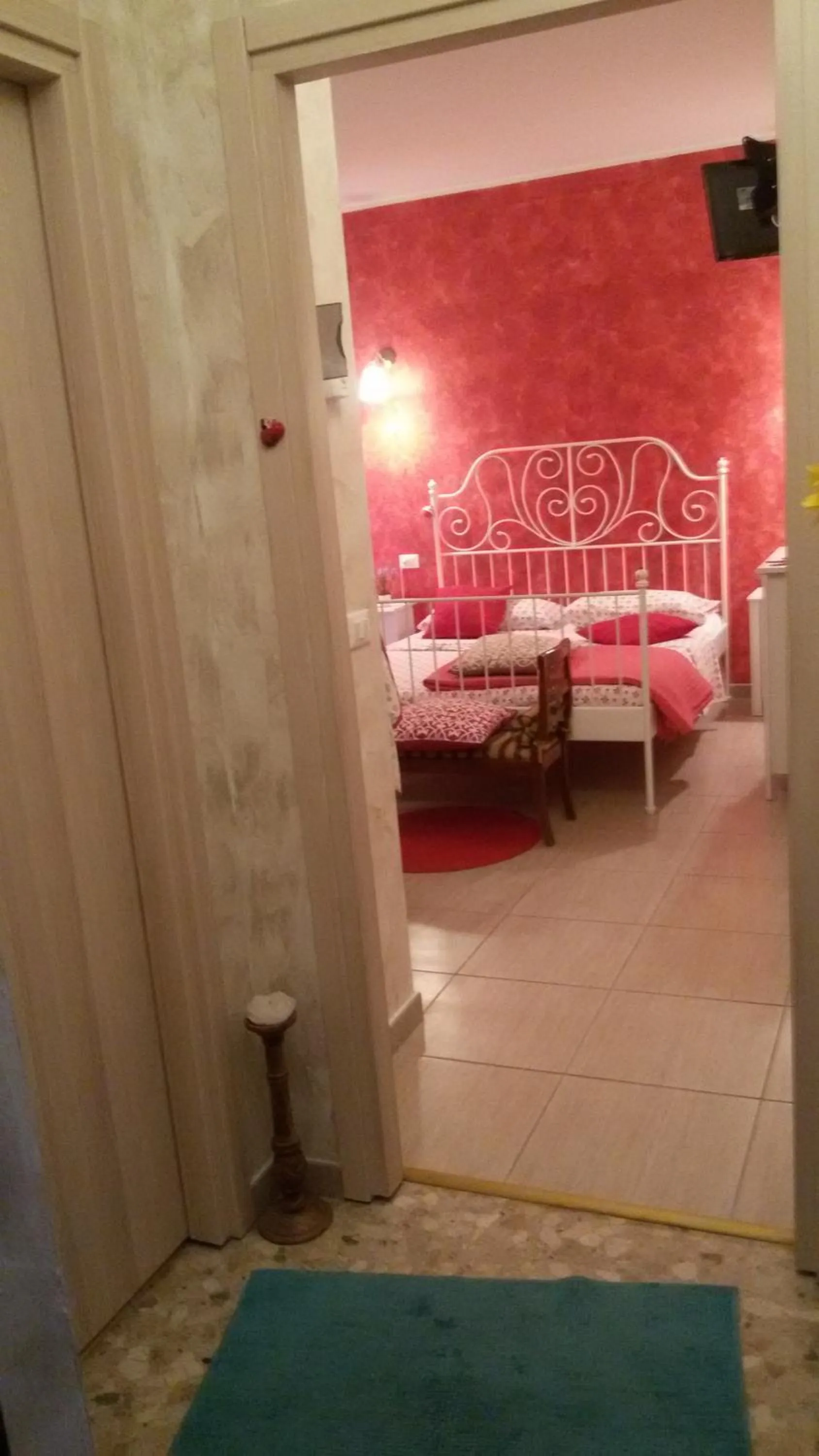 Photo of the whole room, Bed in Suites Rome