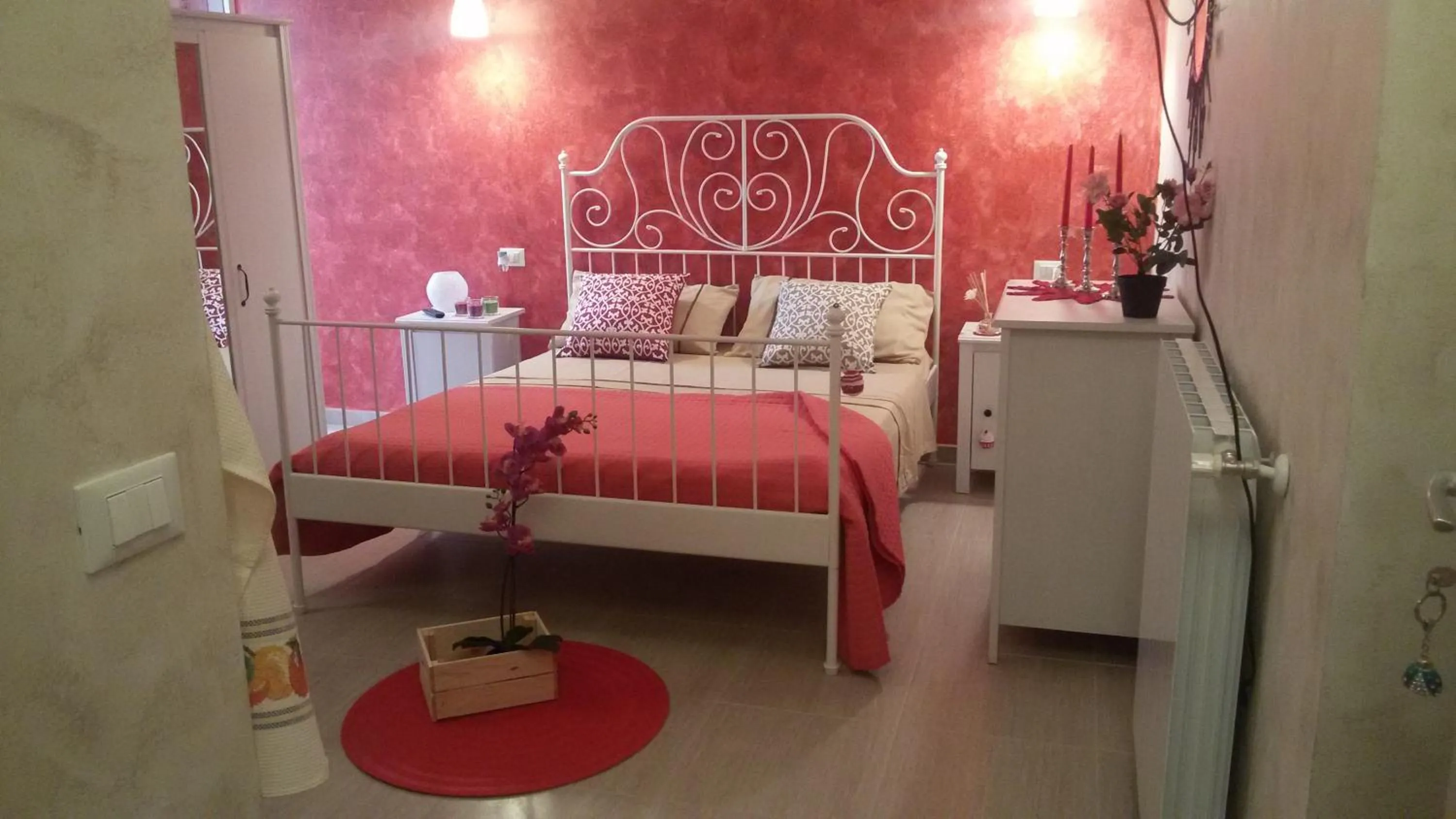 Photo of the whole room, Bed in Suites Rome