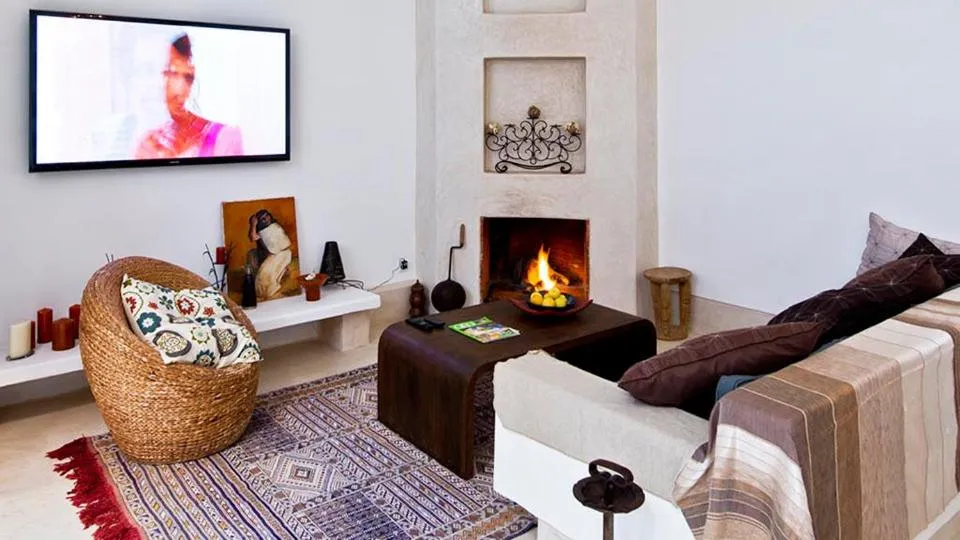 Communal lounge/ TV room in Riad la Source du Desert