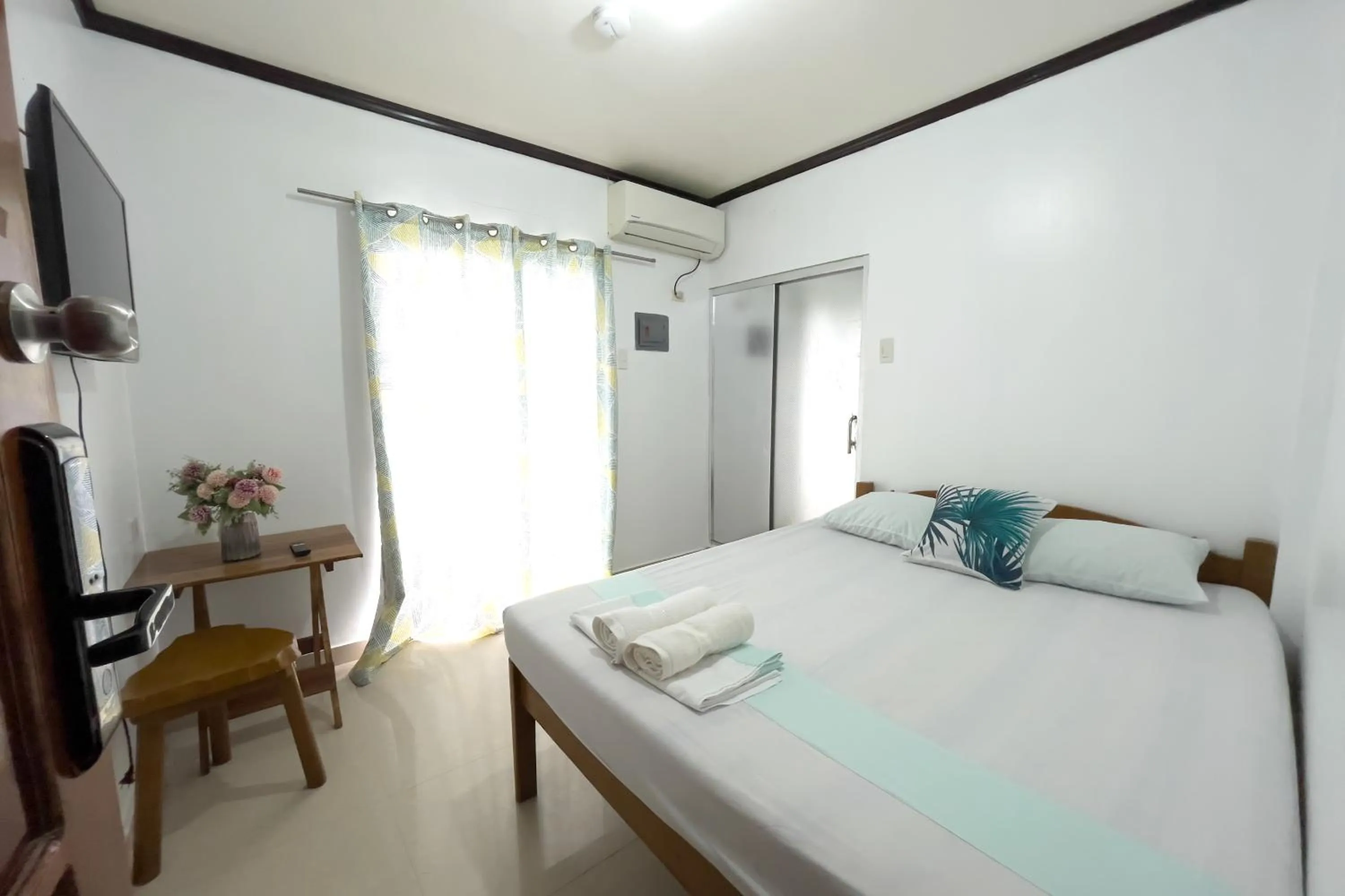 Bed in Catappa Lodge Puerto Galera