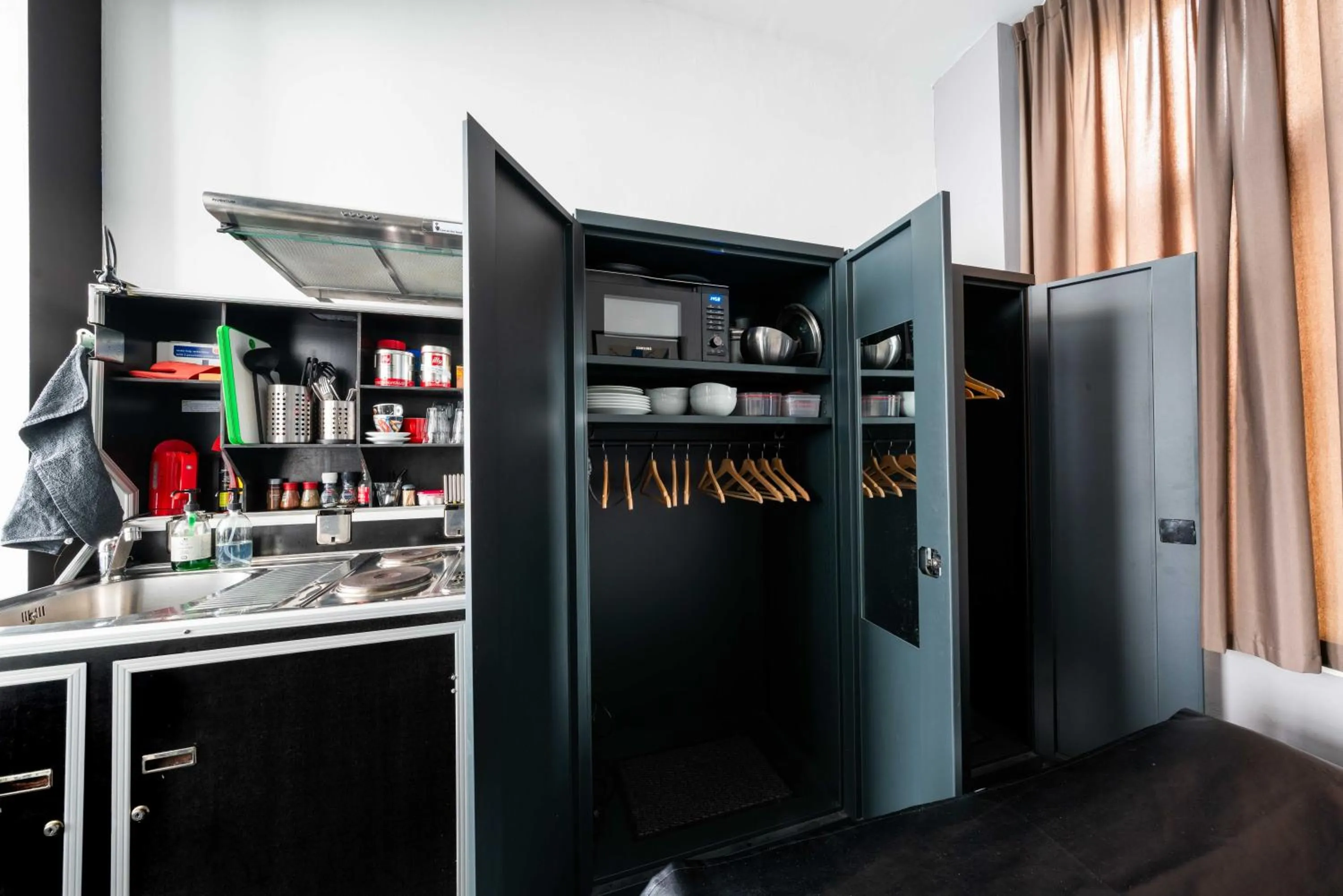 microwave in Zocher6 a monumental town house in the city center