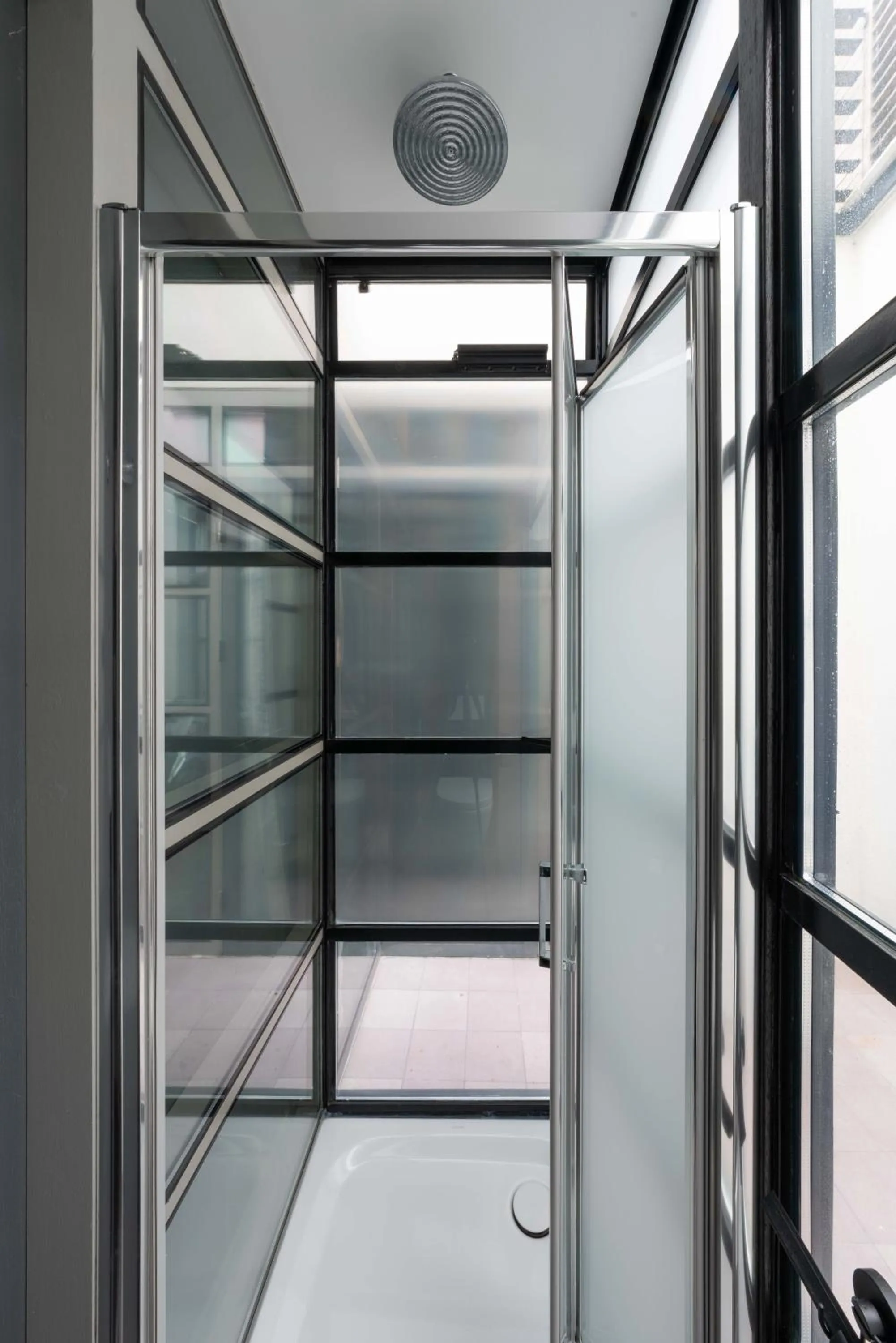 Shower in Zocher6 a monumental town house in the city center