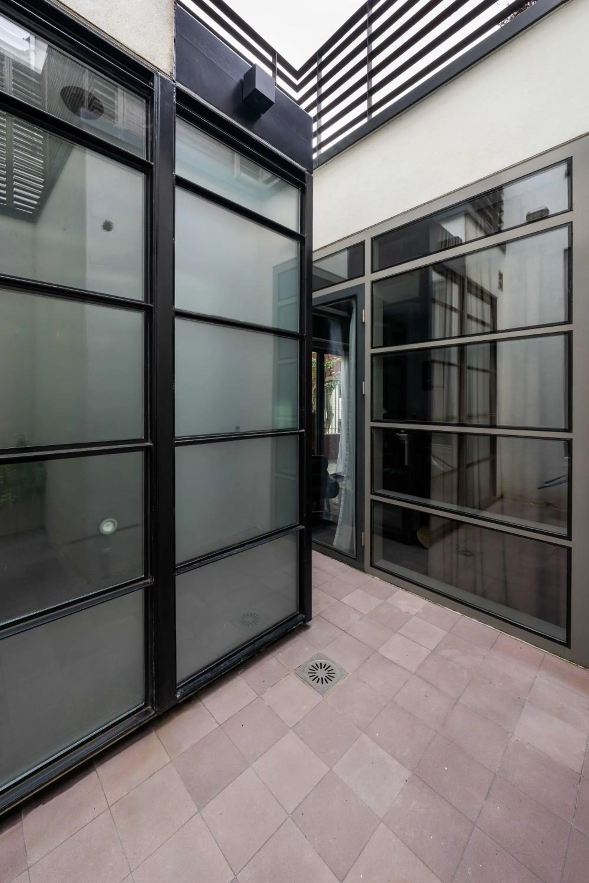 Facade/entrance in Zocher6 a monumental town house in the city center