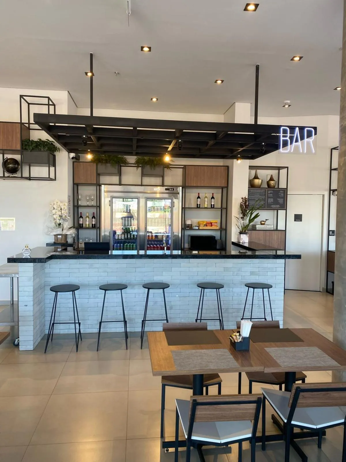 Lounge or bar in Ibis Votuporanga