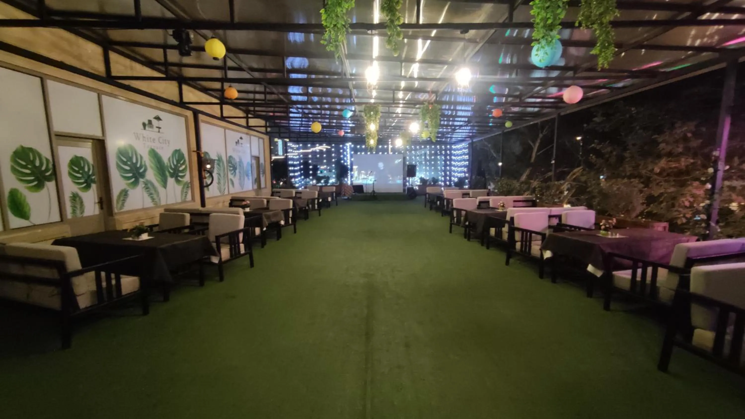 Restaurant/places to eat in Corniche White City Hotel