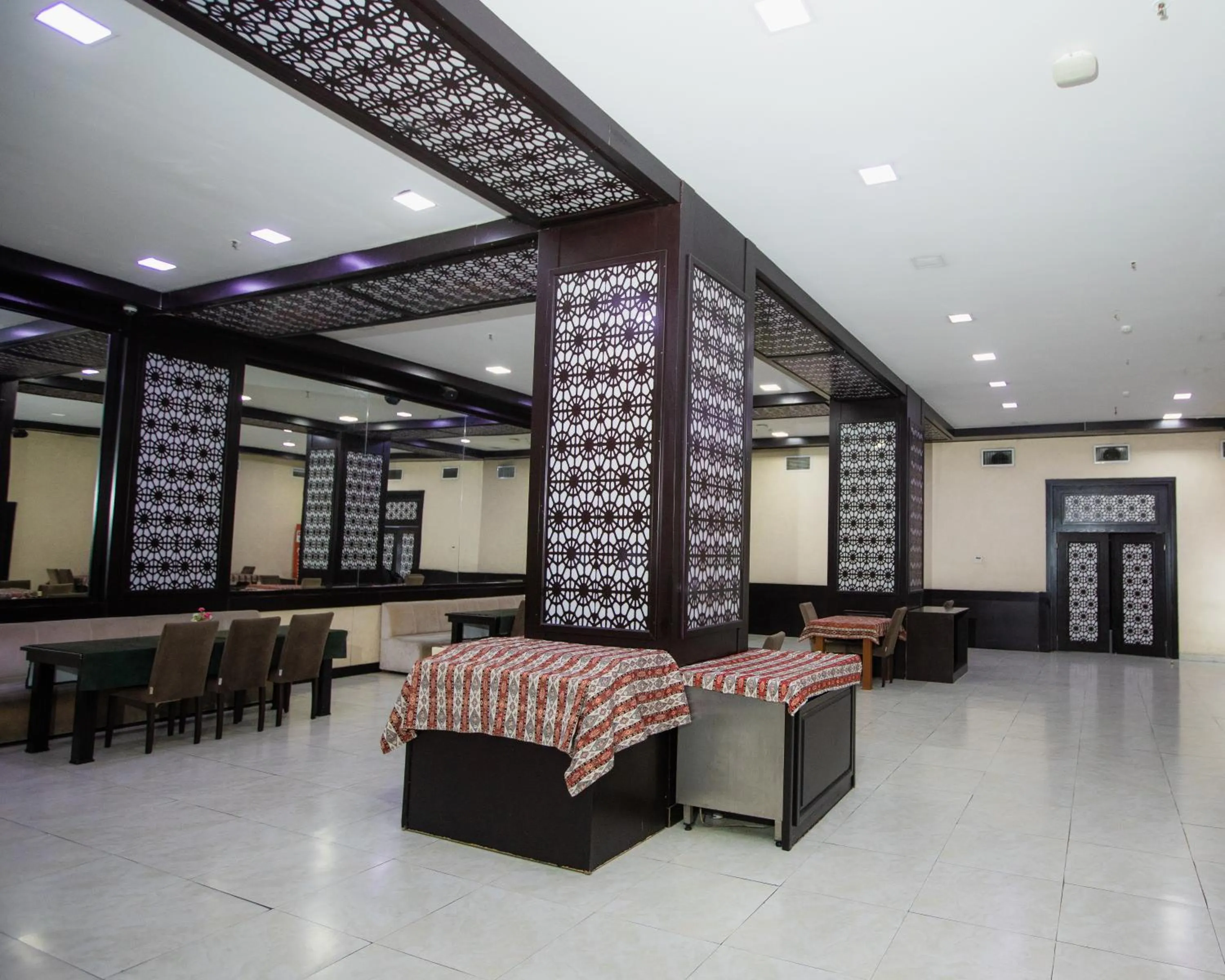 Restaurant/places to eat in Corniche White City Hotel