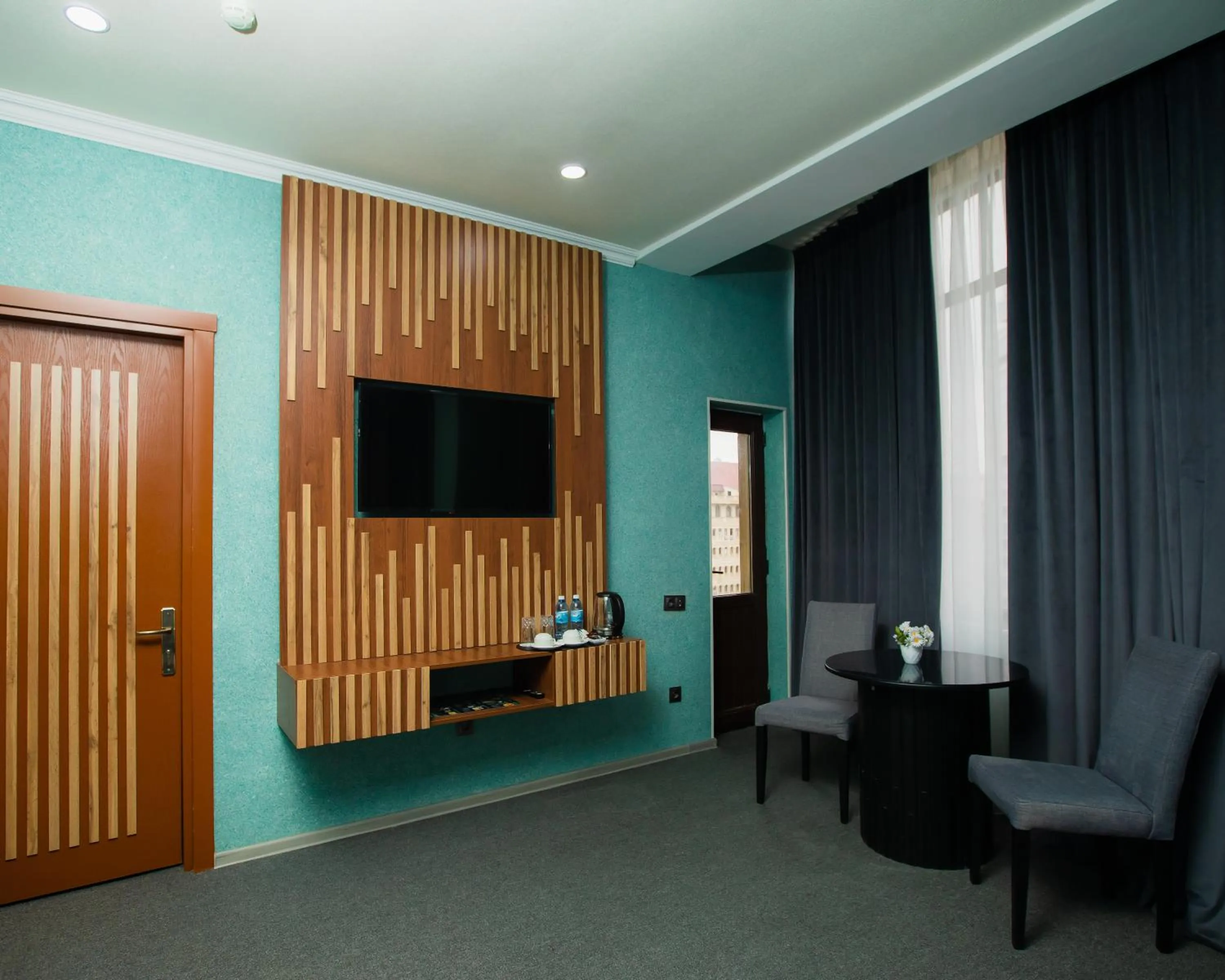 Communal lounge/ TV room in Corniche White City Hotel