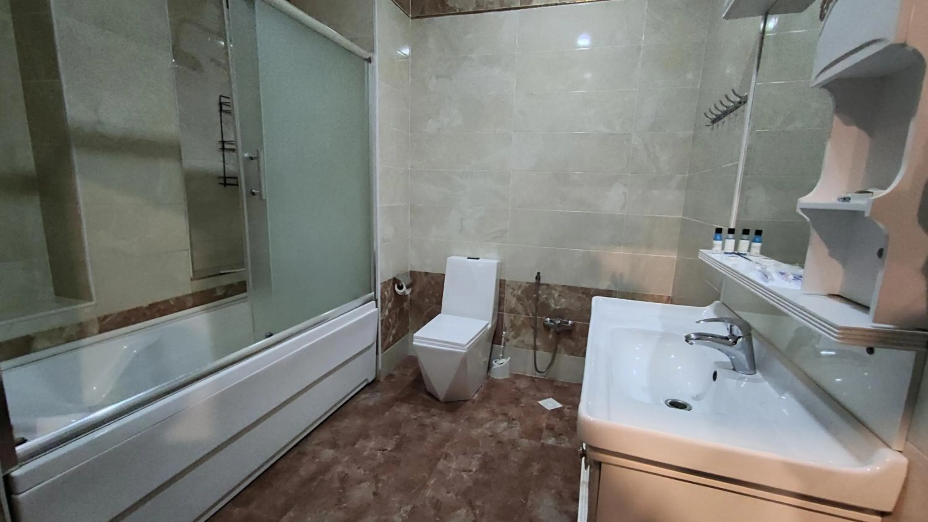 Shower in Corniche White City Hotel