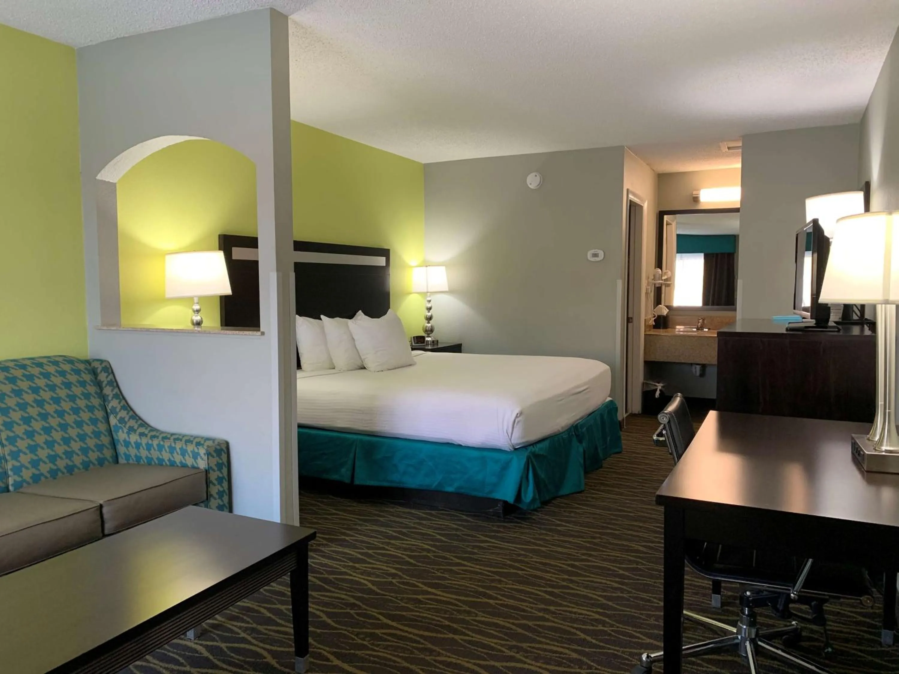 Photo of the whole room, Bed in Best Western Inn Florence