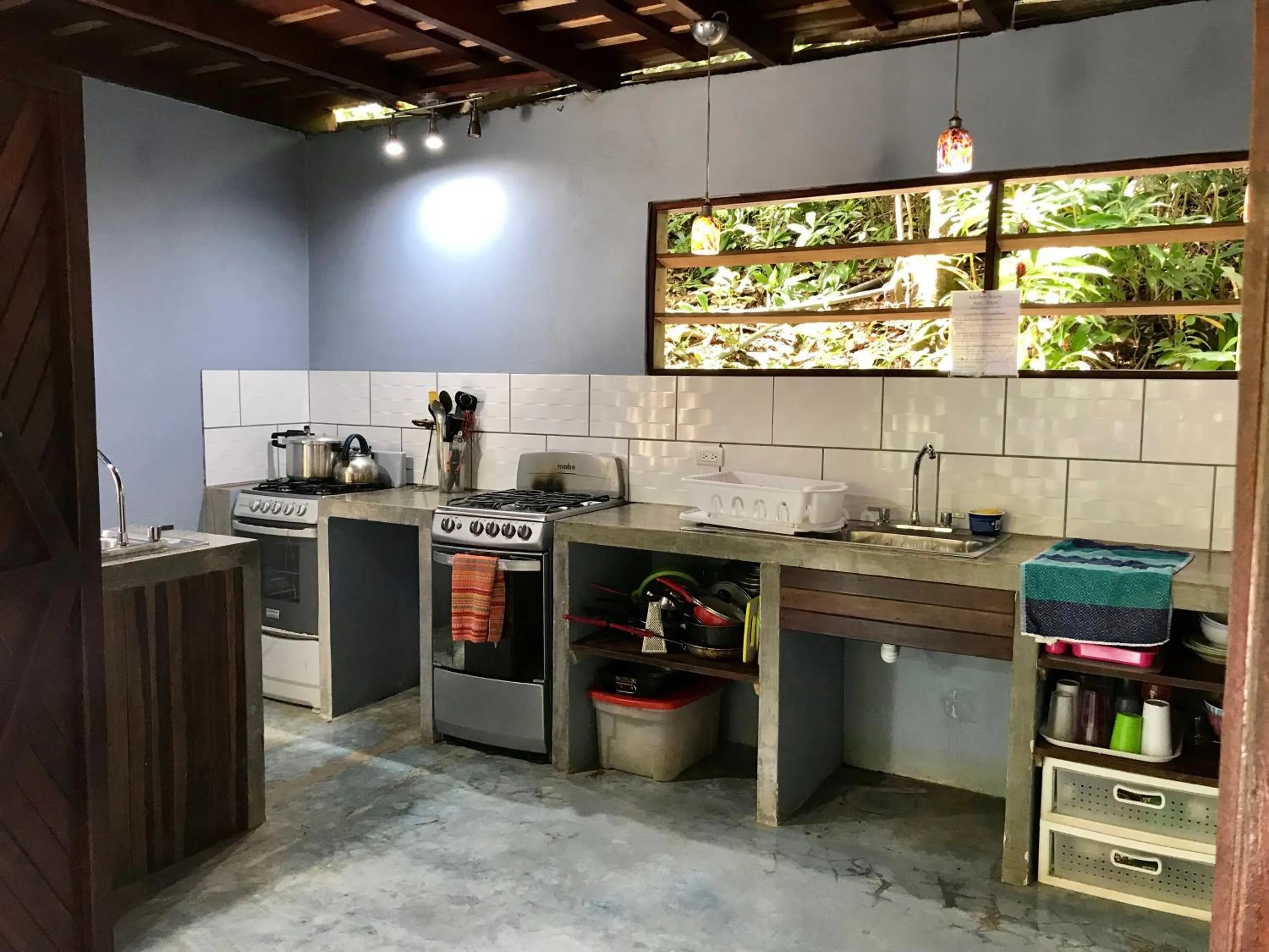 Communal kitchen in Luz En El Cielo Eco-B&B/Hostel