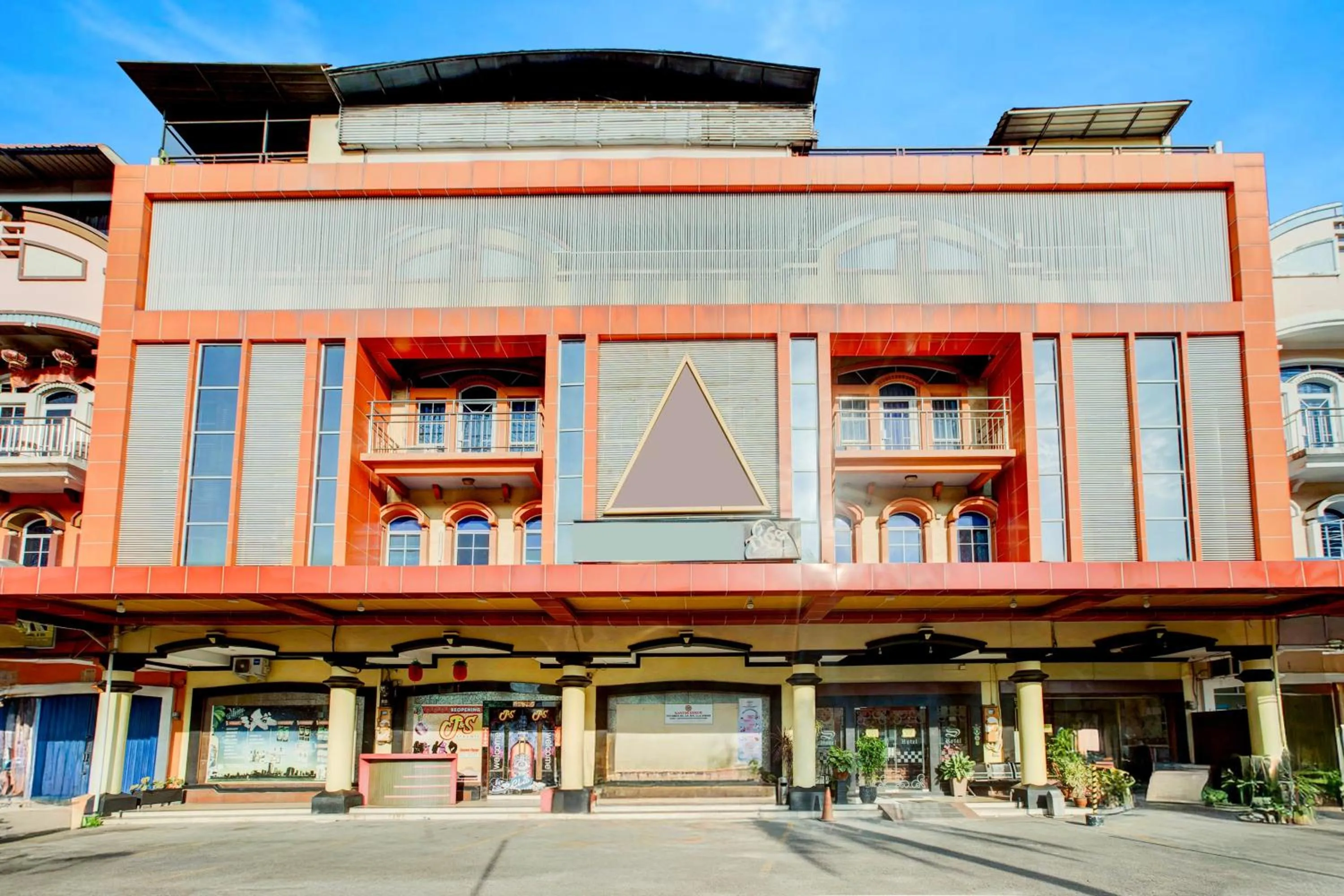 Facade/entrance in Dancenter S Hotel