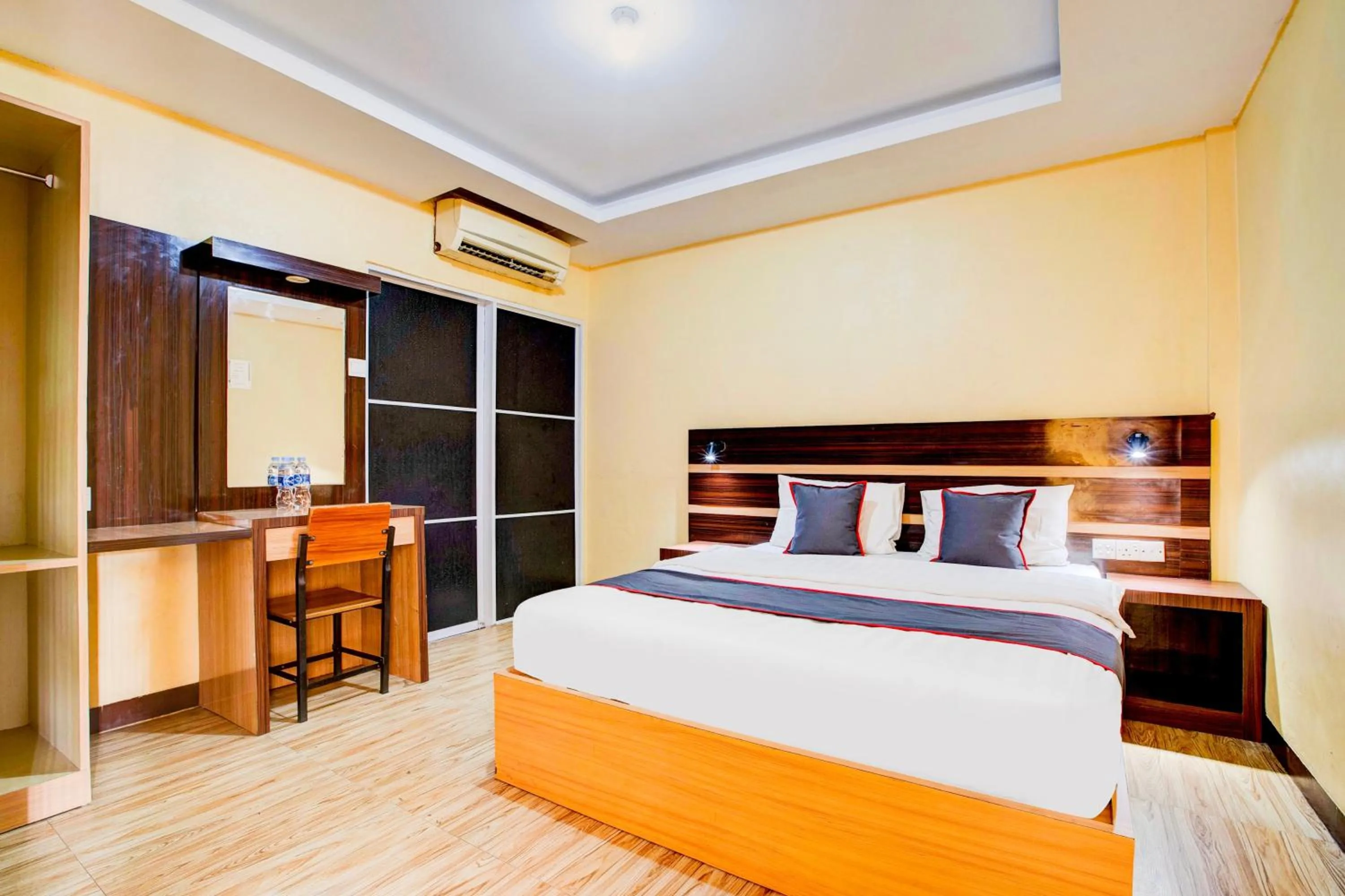 Bedroom, Bed in Dancenter S Hotel